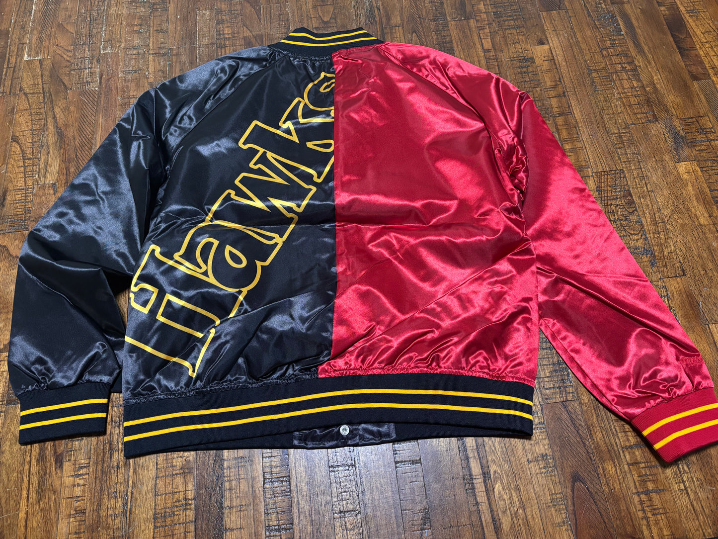 Atlanta Hawks Mitchell & Ness Hardwood Classic HWC NBA Retro Big Face 5.0 Fashion Satin Split Color Full Snap Button Lightweight Jacket Red Black Yellow Women’s Medium M New NWOT