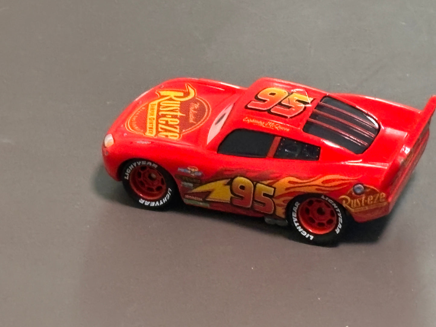 Disney Pixar Cars Rust-Eze Lightning McQueen #95 Diecast Racecar 1:55