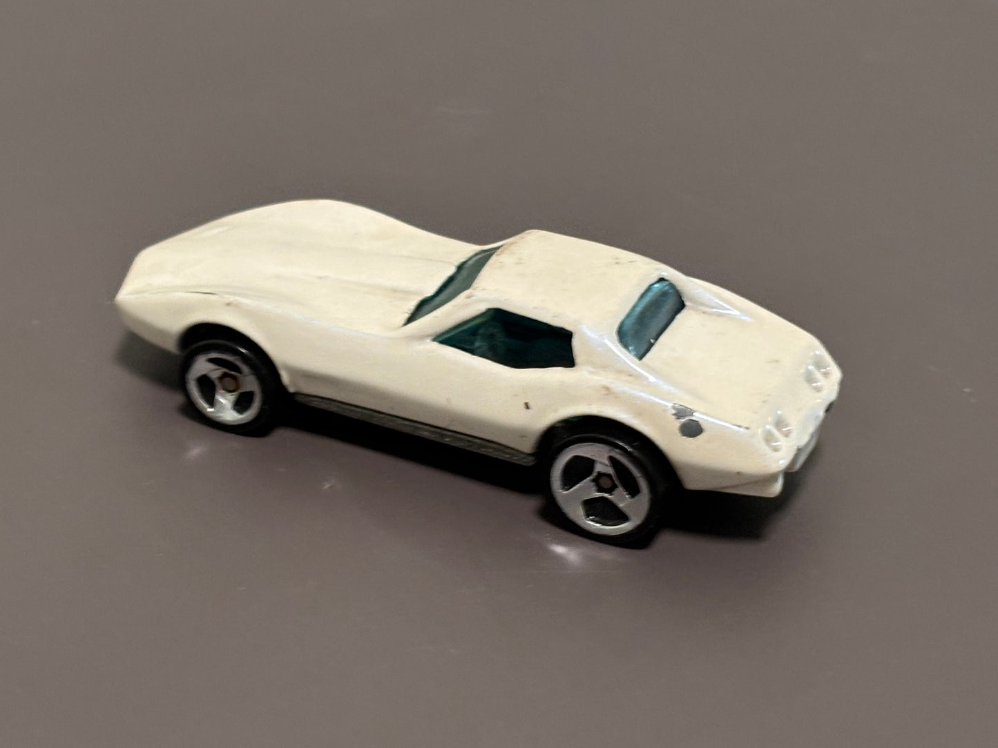 1996 Hot Wheels 1975 White Pearl Chevrolet Corvette Stingray 1:64 Diecast