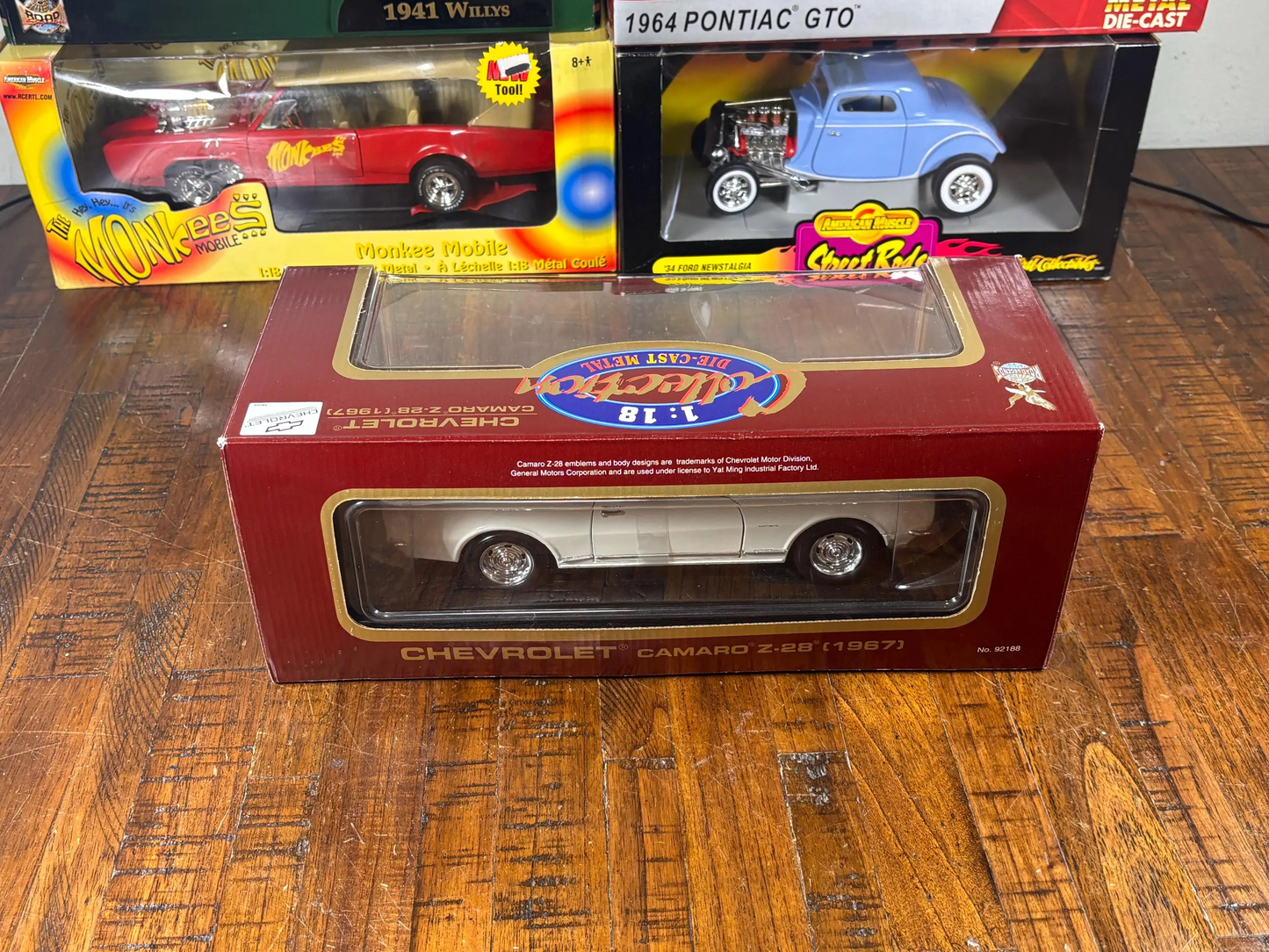 Road Legends 1967 Chevy Camaro Z-28 Diecast Metal 1:18 Car New White Orange