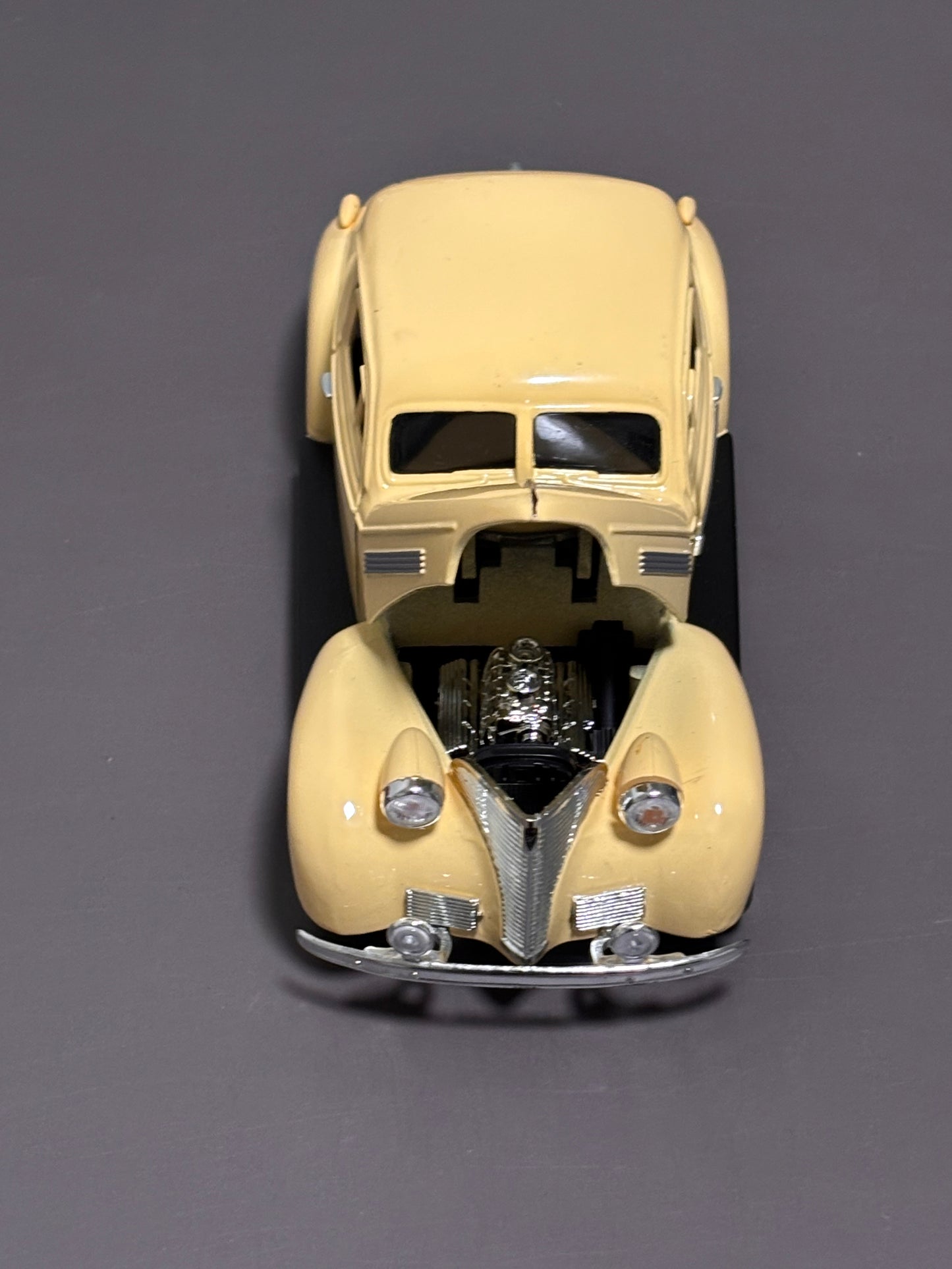 1:24 Scale Motormax 1939 Chevrolet Chevy Coupe No. 73247 (68034) Yellow Die Cast