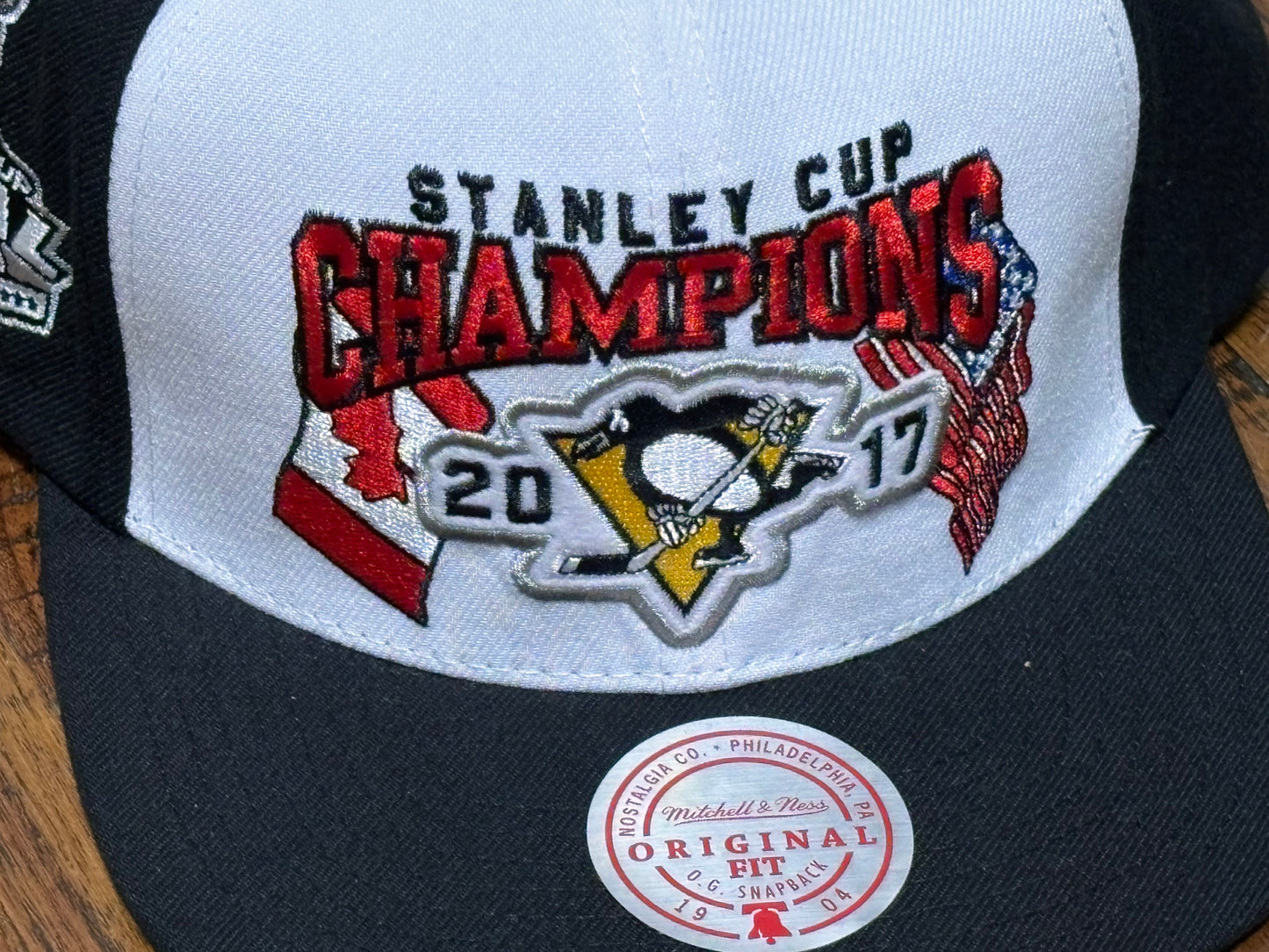Mitchell & Ness NHL Hockey Pittsburgh Penguins 2017 Stanley Cup Finals Champions Snap Back Adjustable Res White Black Mesh Trucker Hat New