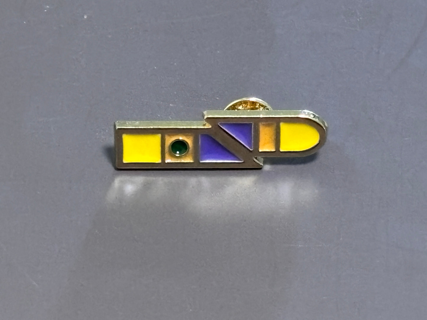 Pokemon Trainer Quake Gym Badge Pin Clay Driftveil City Unova Yellow Purple