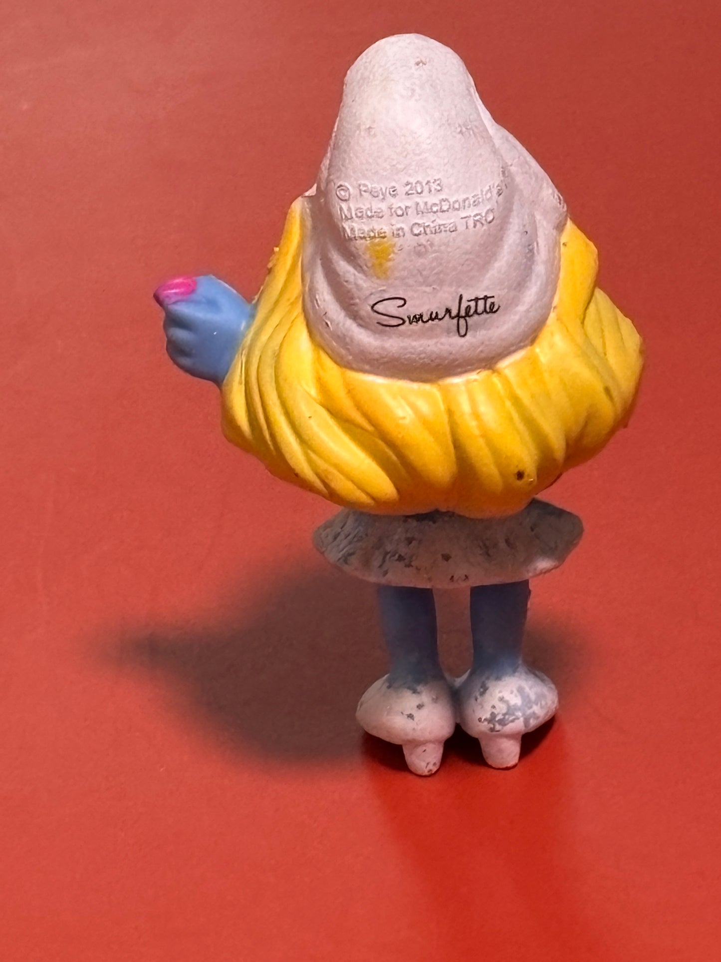 2013 Peyo Smurfs Smurfette Unwrapping Gift McDonald's Happy Meal Toy PVC Figure 3.5”