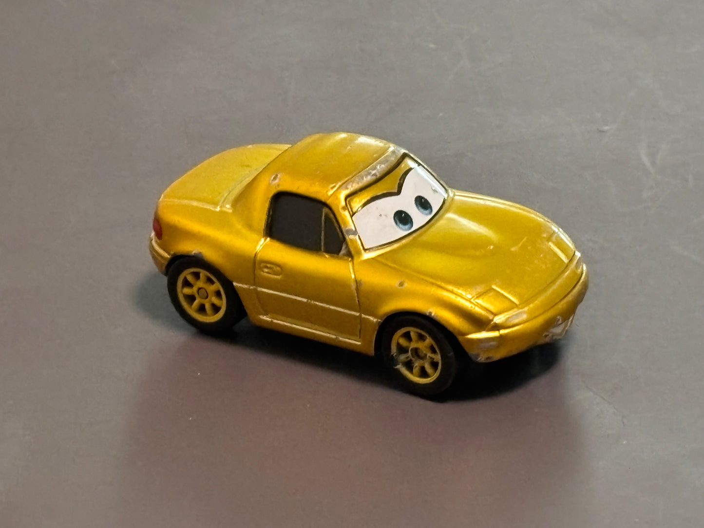 Mattel Disney Pixar Cars Gold Mia 1:55 Mazda MX-5 Die cast