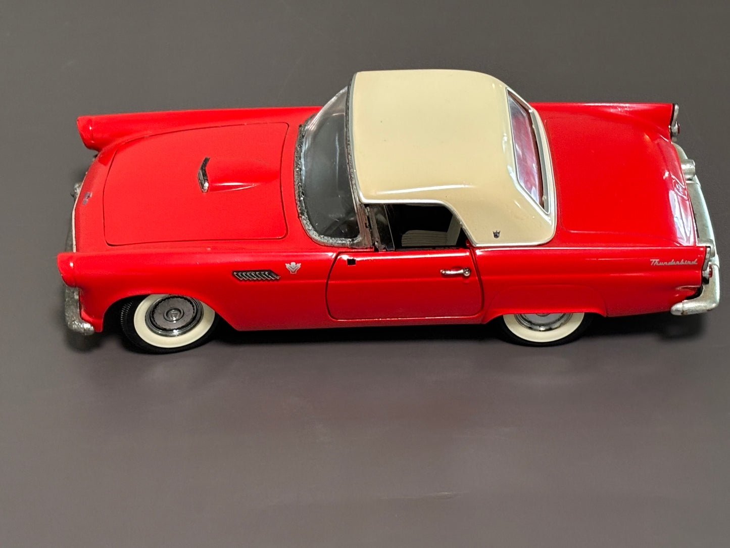 1955 Ford Thunderbird Diecast 1:18 Road Legends Red T-Bird Cream Removable Roof