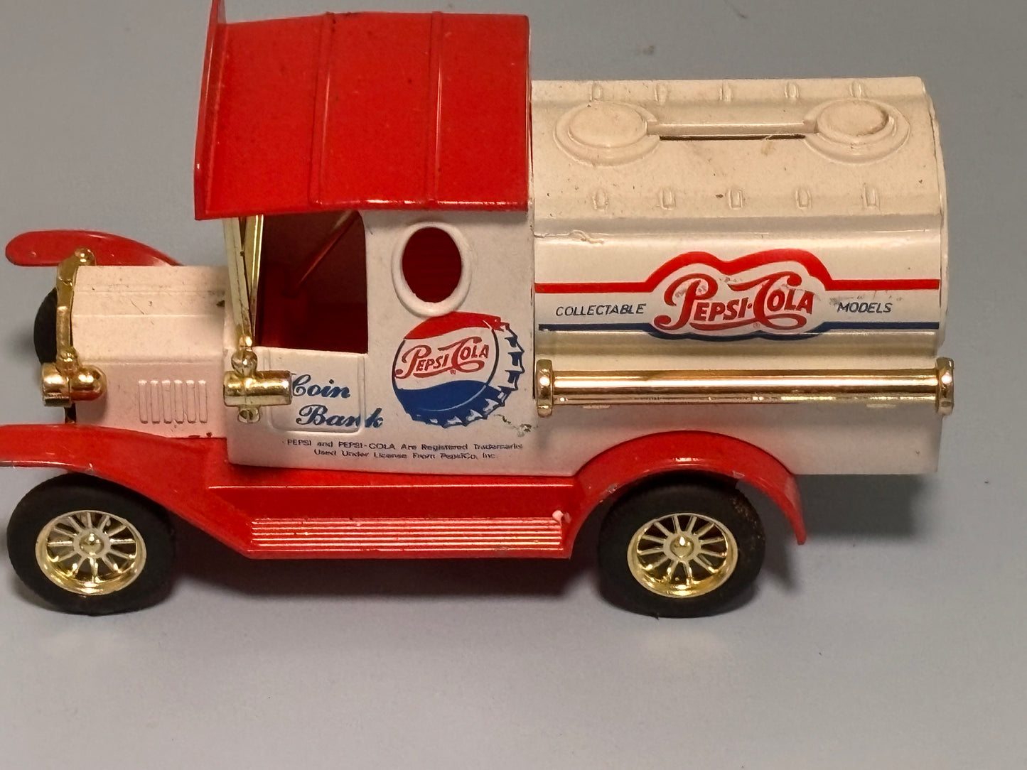 Golden Classic Die-Cast Pepsi-Cola Delivery Truck Coin Bank 1:24 Scale 1996
