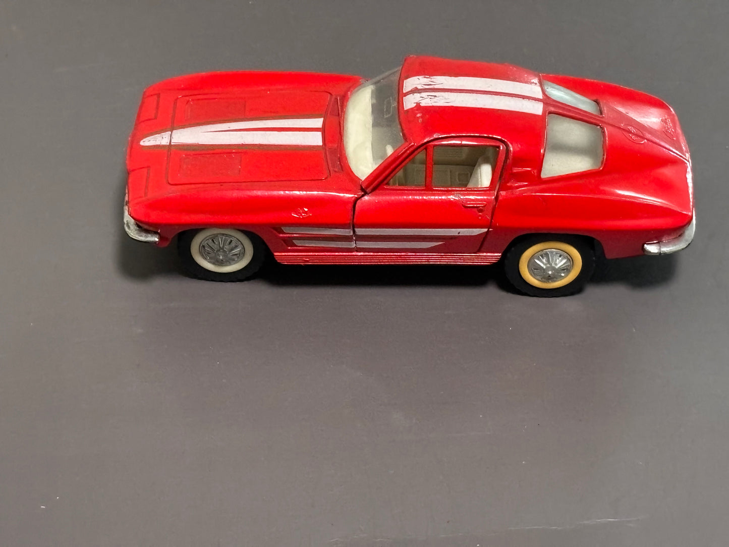 Majorette Red  '63 Corvette Sting Ray Opening Doors 1/32 Scale