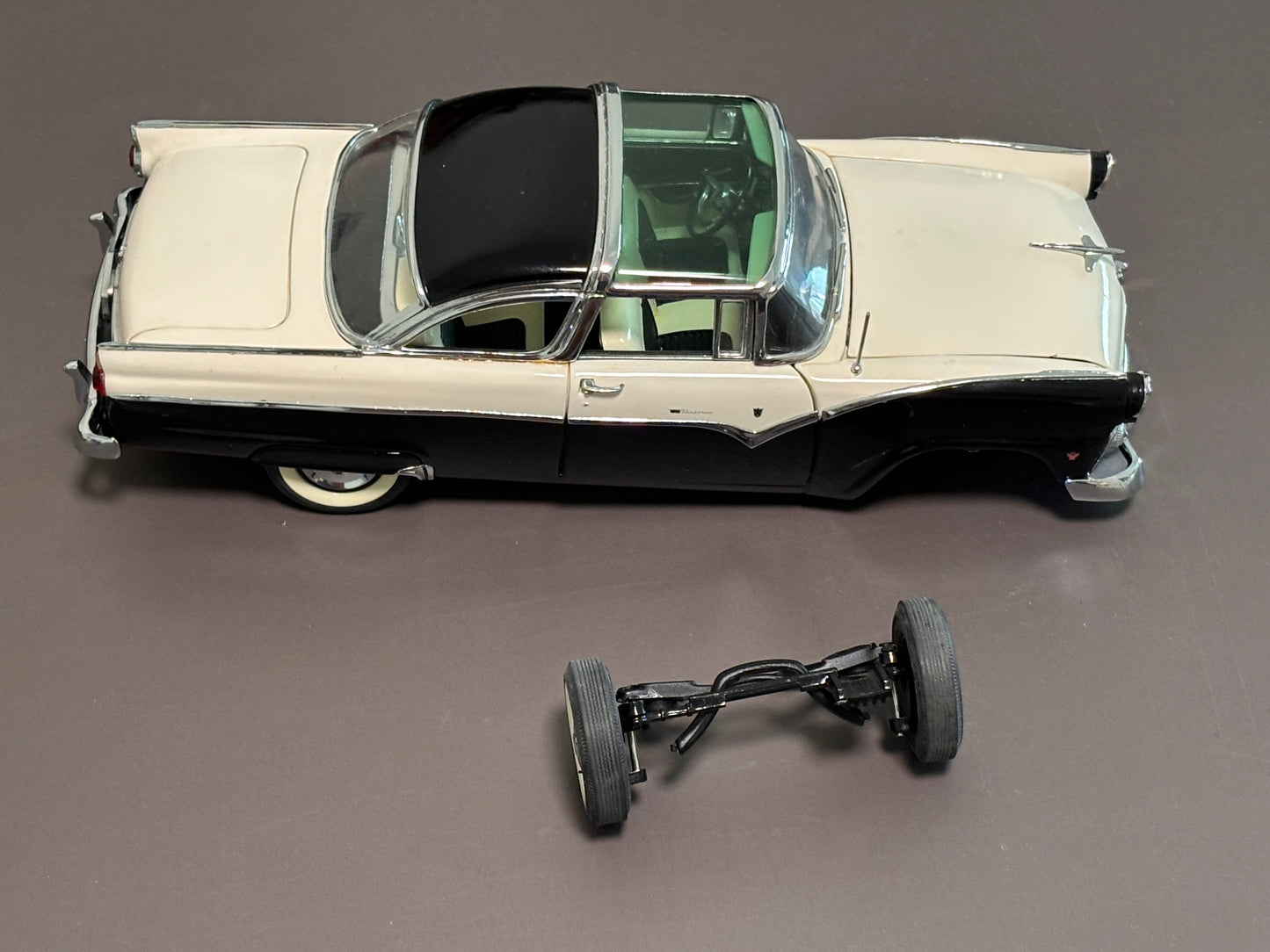 Danbury Mint 1:24 1955 Ford Fairlane Crown Victoria Black & White Diecast Car