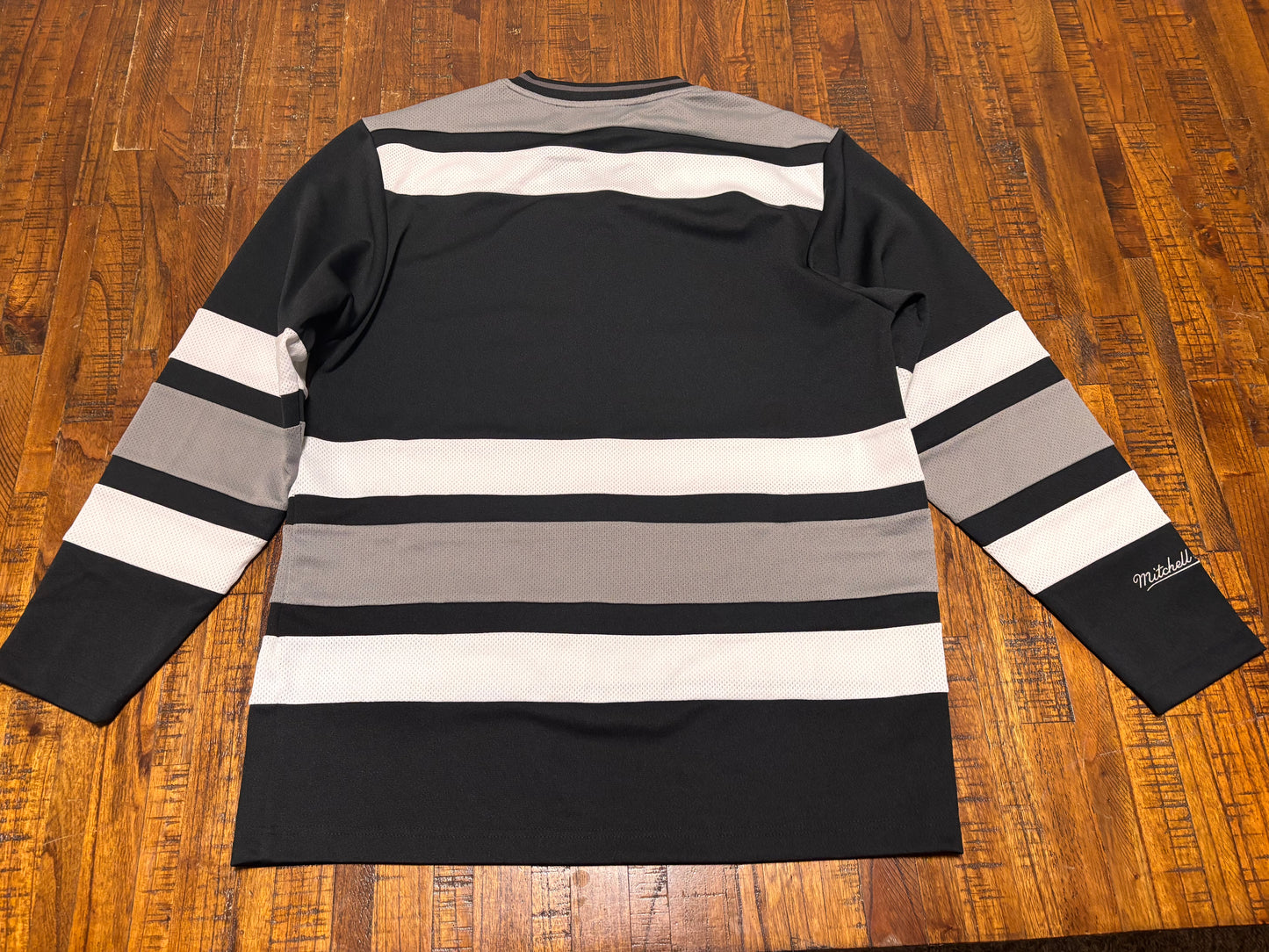 Mitchell & Ness Branded Sports Big Logo Long Sleeve Arch Hockey Jersey Tee T Shirt Black White Gray Striped Men’s Large L New NWOT