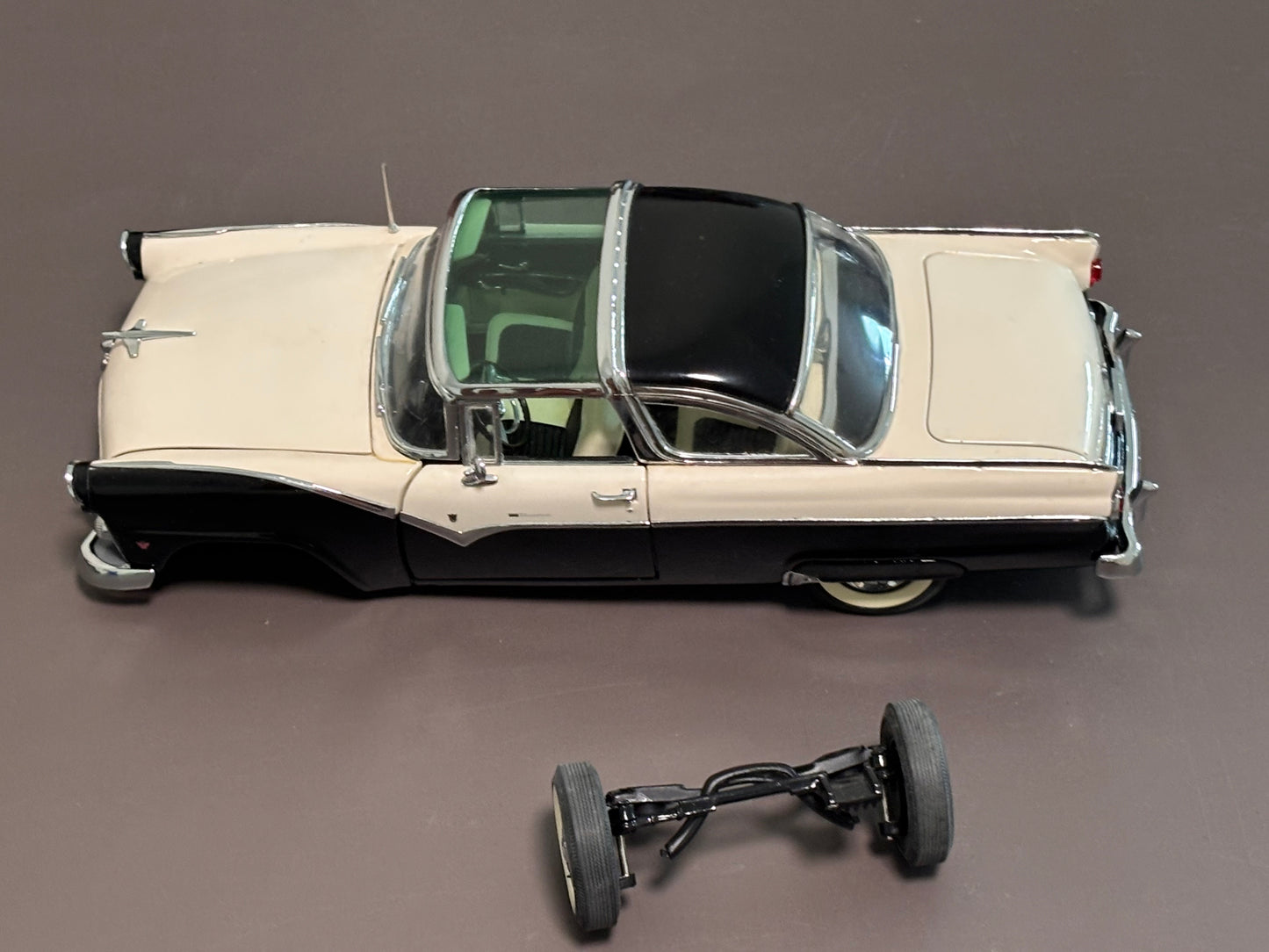 Danbury Mint 1:24 1955 Ford Fairlane Crown Victoria Black & White Diecast Car