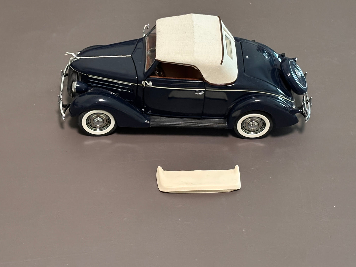 1936 Ford Deluxe Cabriolet Danbury Mint 1:24 Scale Diecast Model Car Blue Convertible