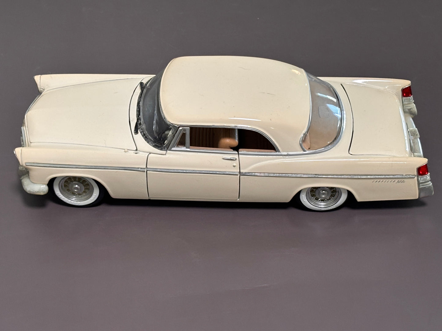 Original Maisto Special Edition 1:18 Die Cast 1956 Chrysler 300B White