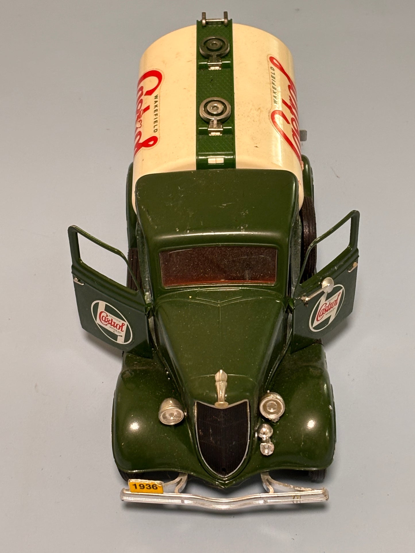 Castrol Motir Oil 1936 Ford V8 Tanker 1:18 Solido Green Opening Doors Tank Fill Lids
