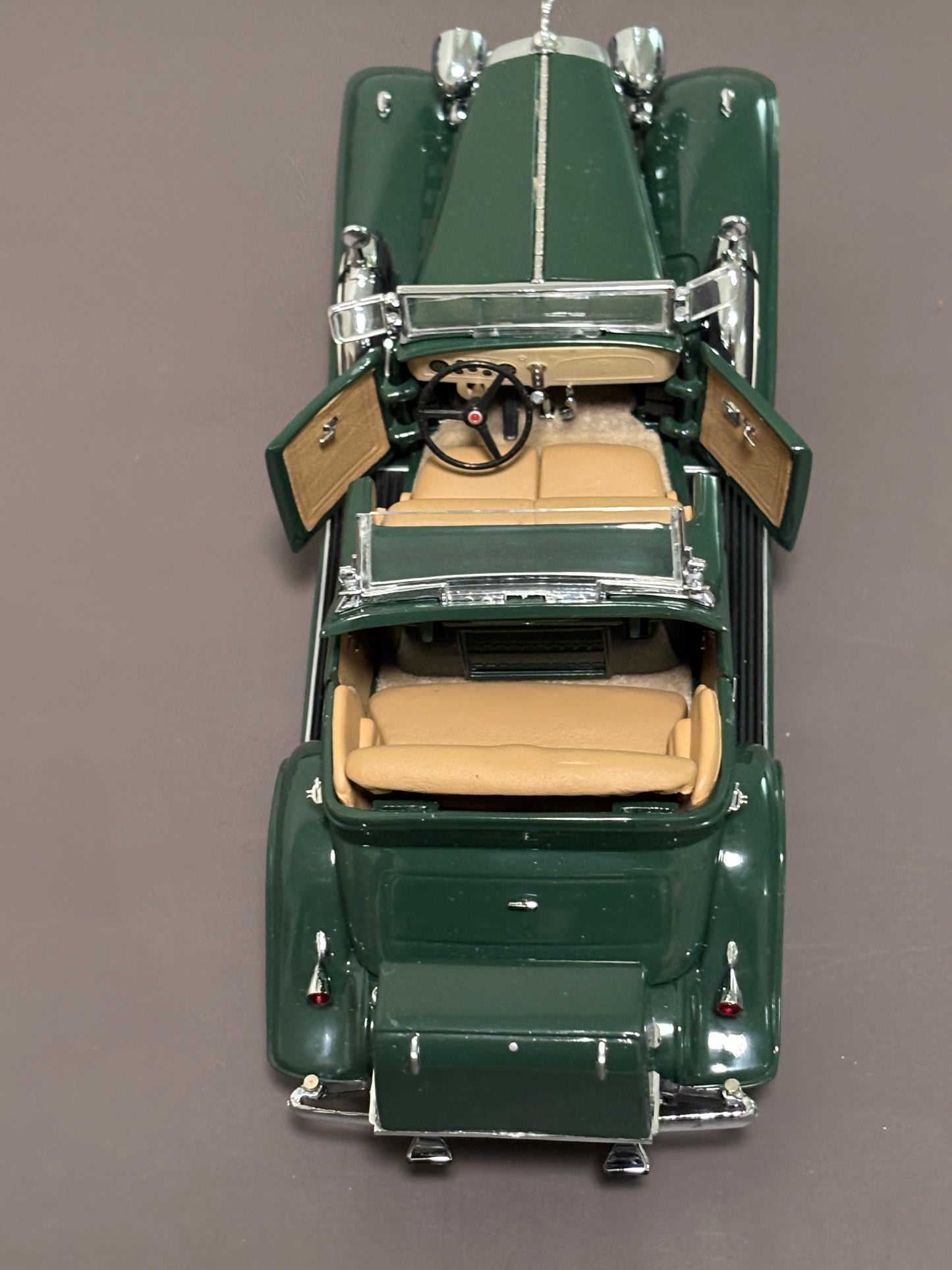 Danbury Mint 1:24 Cadillac V-16 Sport Phaeton 1932 Diecast Green Beige