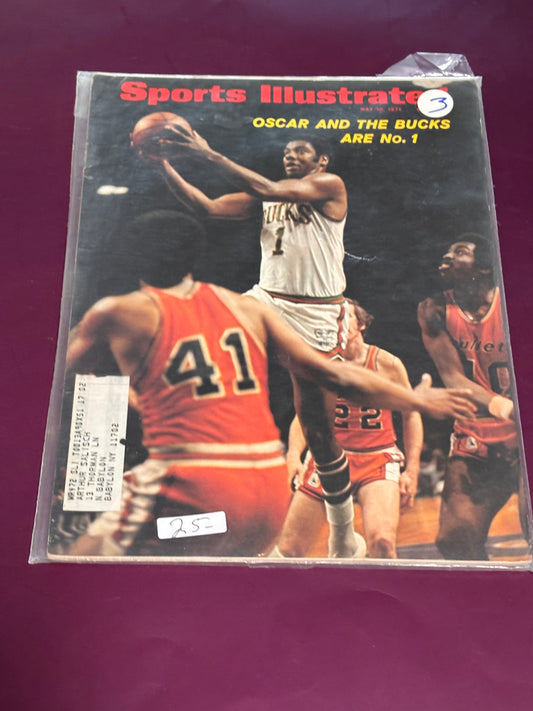 Vintage Sports Illustrated May 10, 1971 Oscar Robertson Milwaukee Bucks 5/10/71