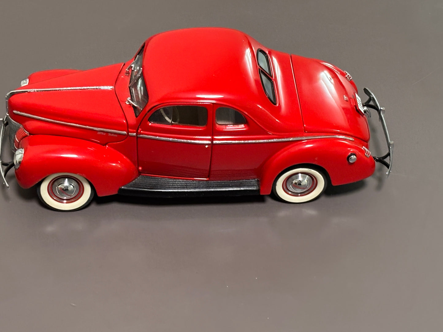Danbury Mint 1940 Ford Deluxe Coupe Red 1/24 Scale Diecast Model Car