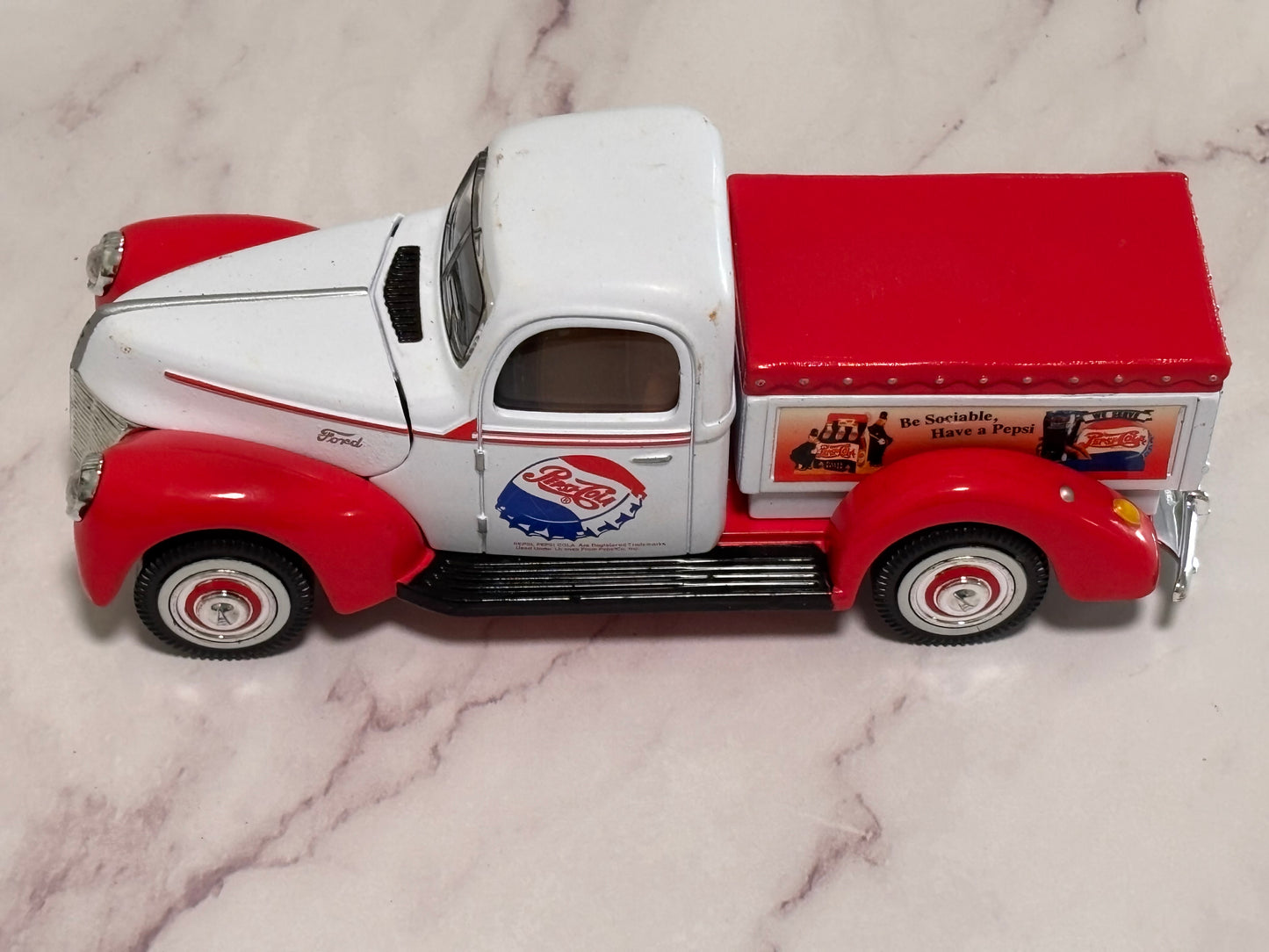 Golden Wheel #68457 1/32 Diecast & Plastic 1940 Ford Pickup Pepsi Soda Truck