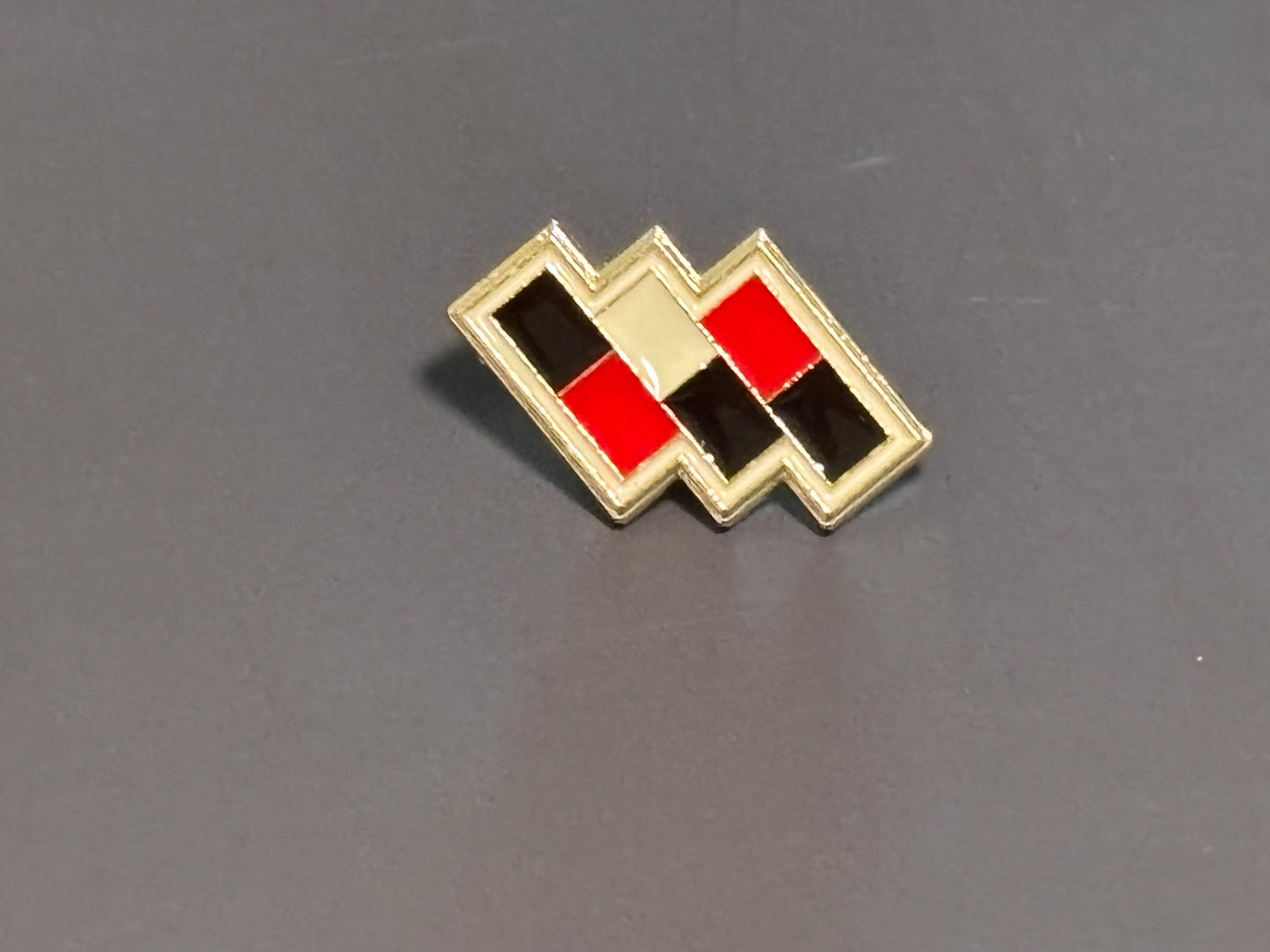Pokemon Trainer Badge Pin- Kalos Gym Leader- Cliff Gym Badge New Red Black