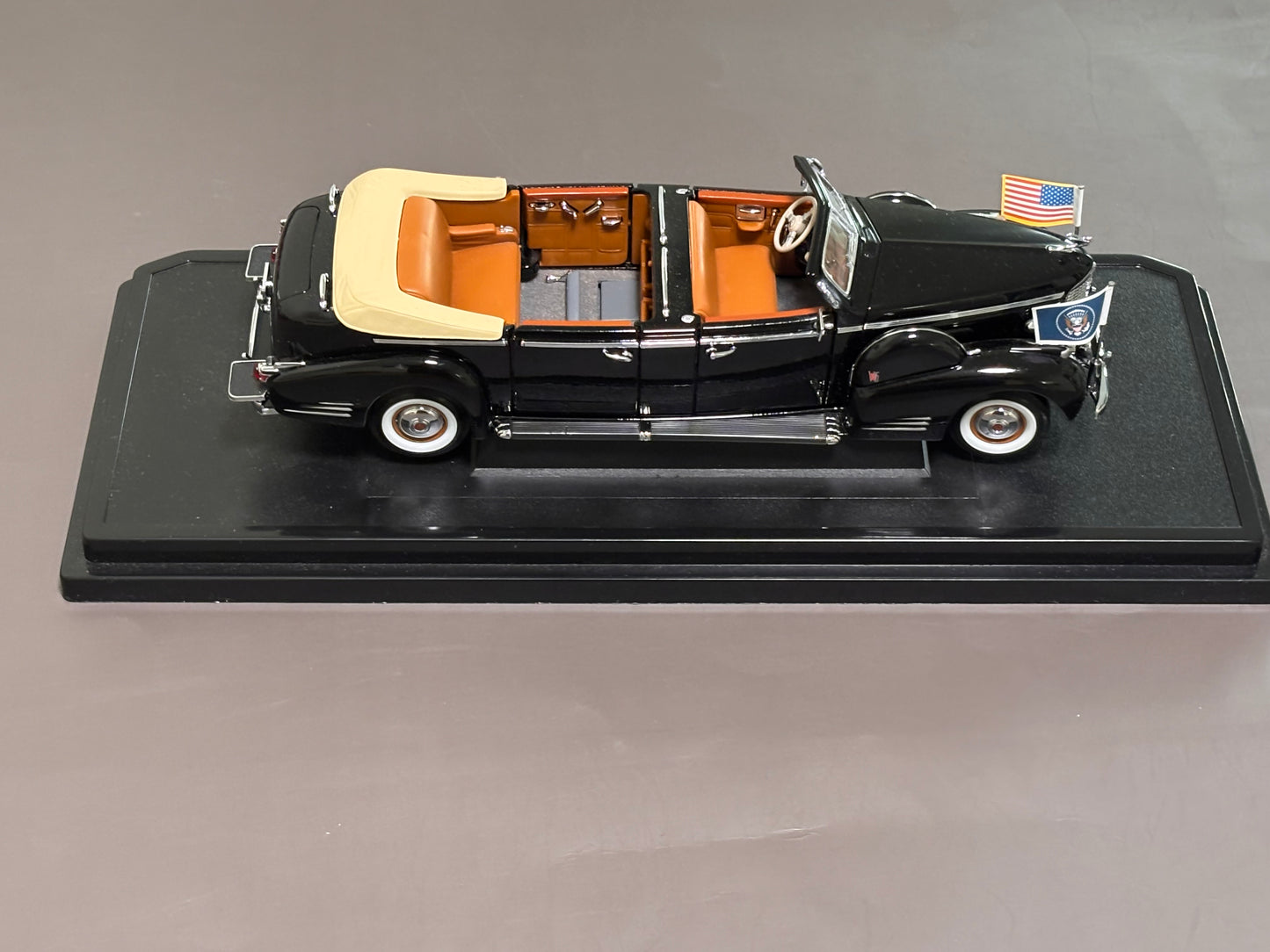 Road Signatures 1938 Cadillac V-16 Presidential Limo Diecast 1:24 Roosevelt