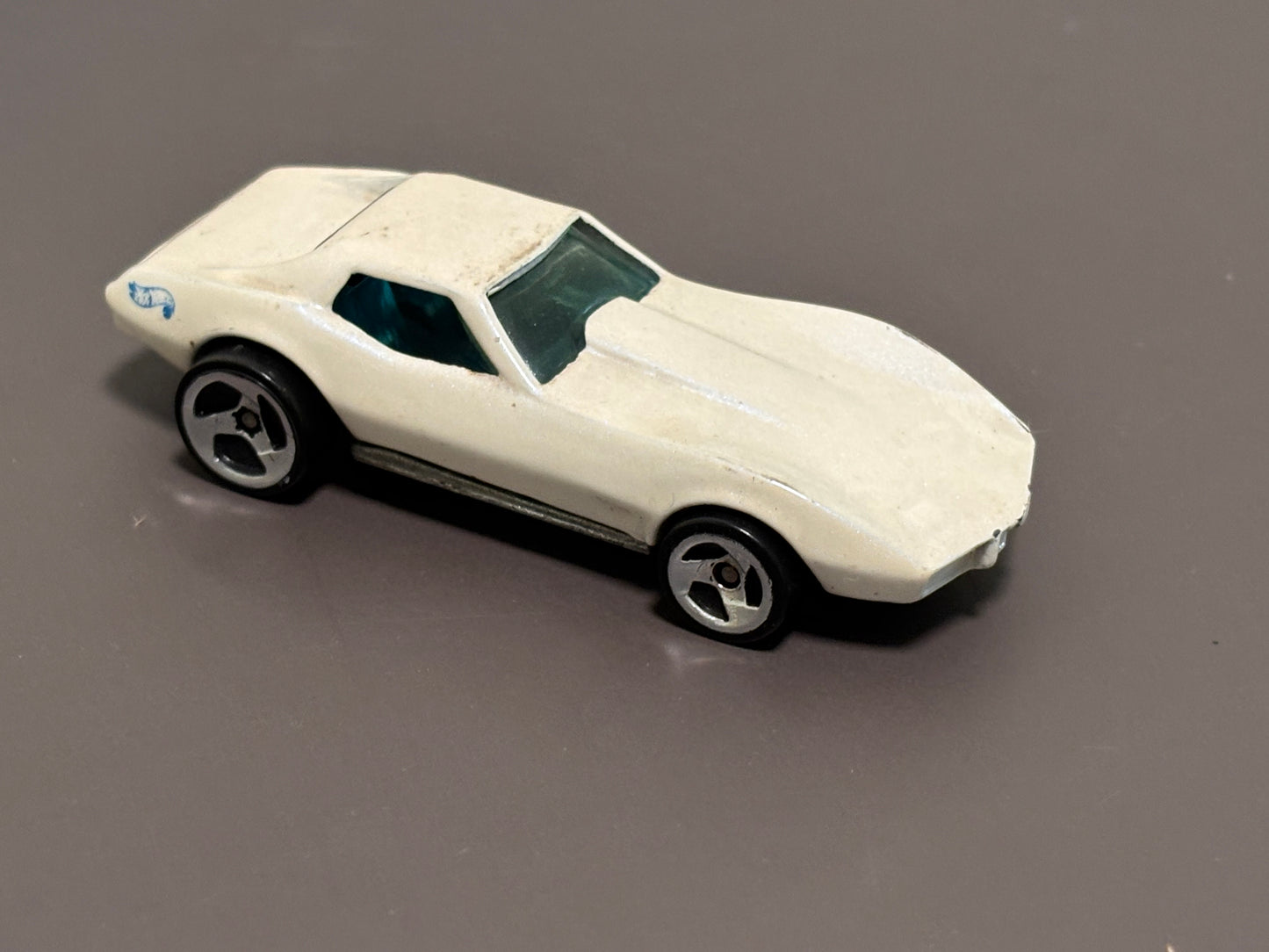1996 Hot Wheels 1975 White Pearl Chevrolet Corvette Stingray 1:64 Diecast