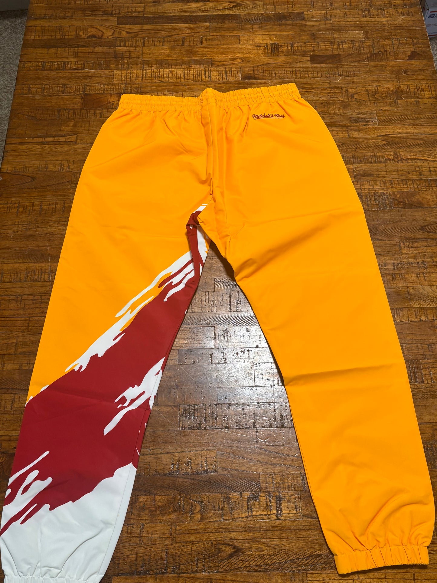 Atlanta Hawks Mitchell & Ness Hardwood Classic HWC NBA Retro Paint Brush Warm Up Sweat Pants Yellow White Res Men’s Large L New NWOT