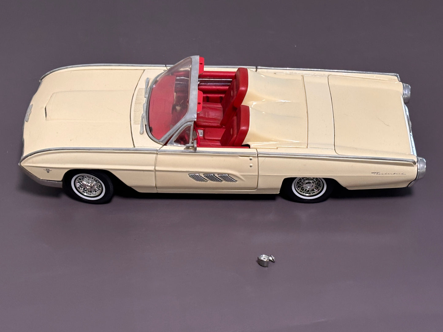 Anson 1/18 Scale Diecast 30334 - 1963 Ford Thunderbird - Cream 4 Seater