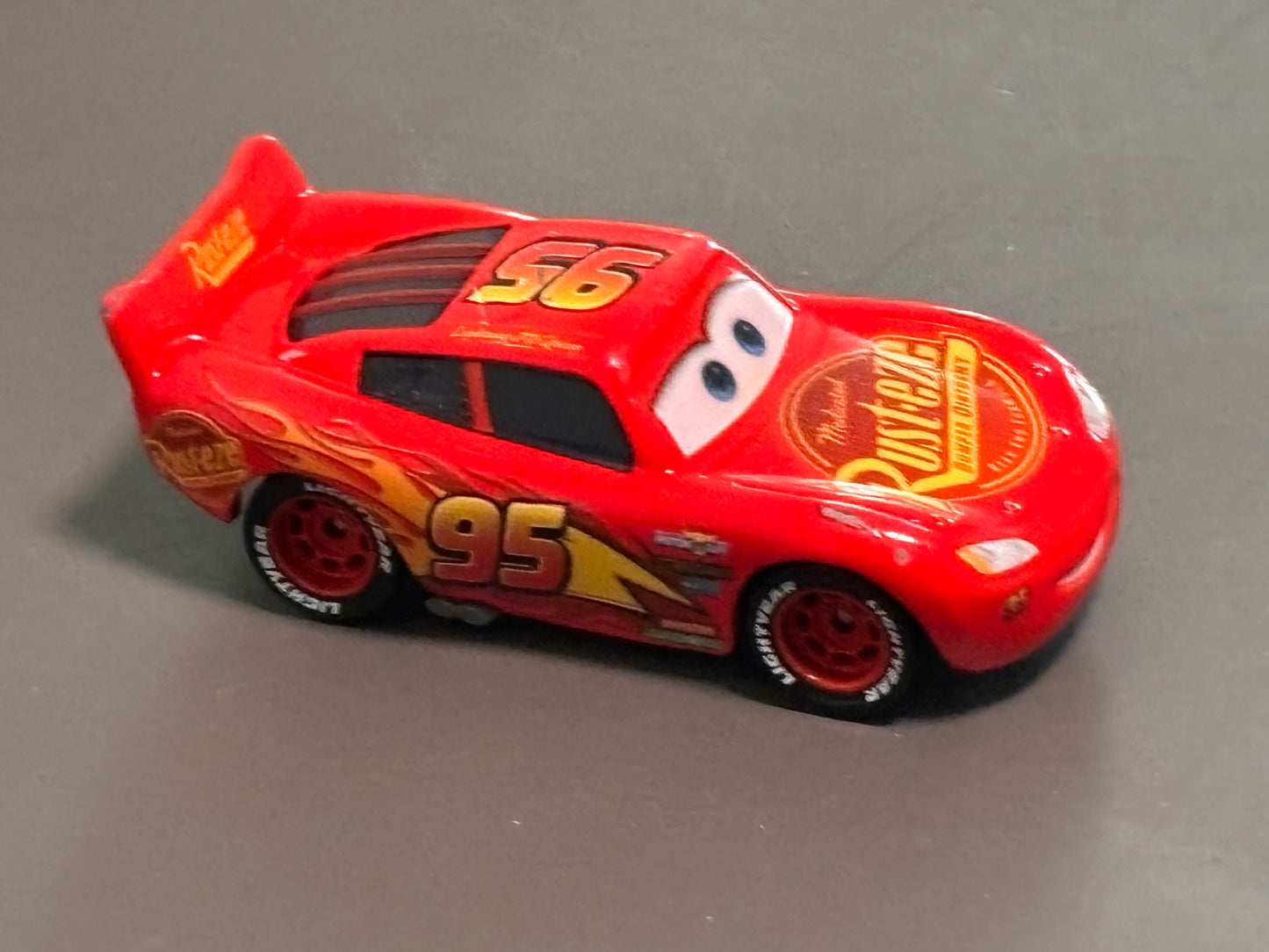 Disney Pixar Cars Rust-Eze Lightning McQueen #95 Diecast Racecar 1:55
