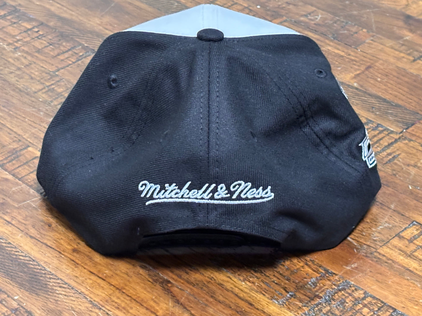 Mitchell & Ness NHL Hockey Pittsburgh Penguins 2017 Stanley Cup Finals Champions Snap Back Adjustable Res White Black Mesh Trucker Hat New