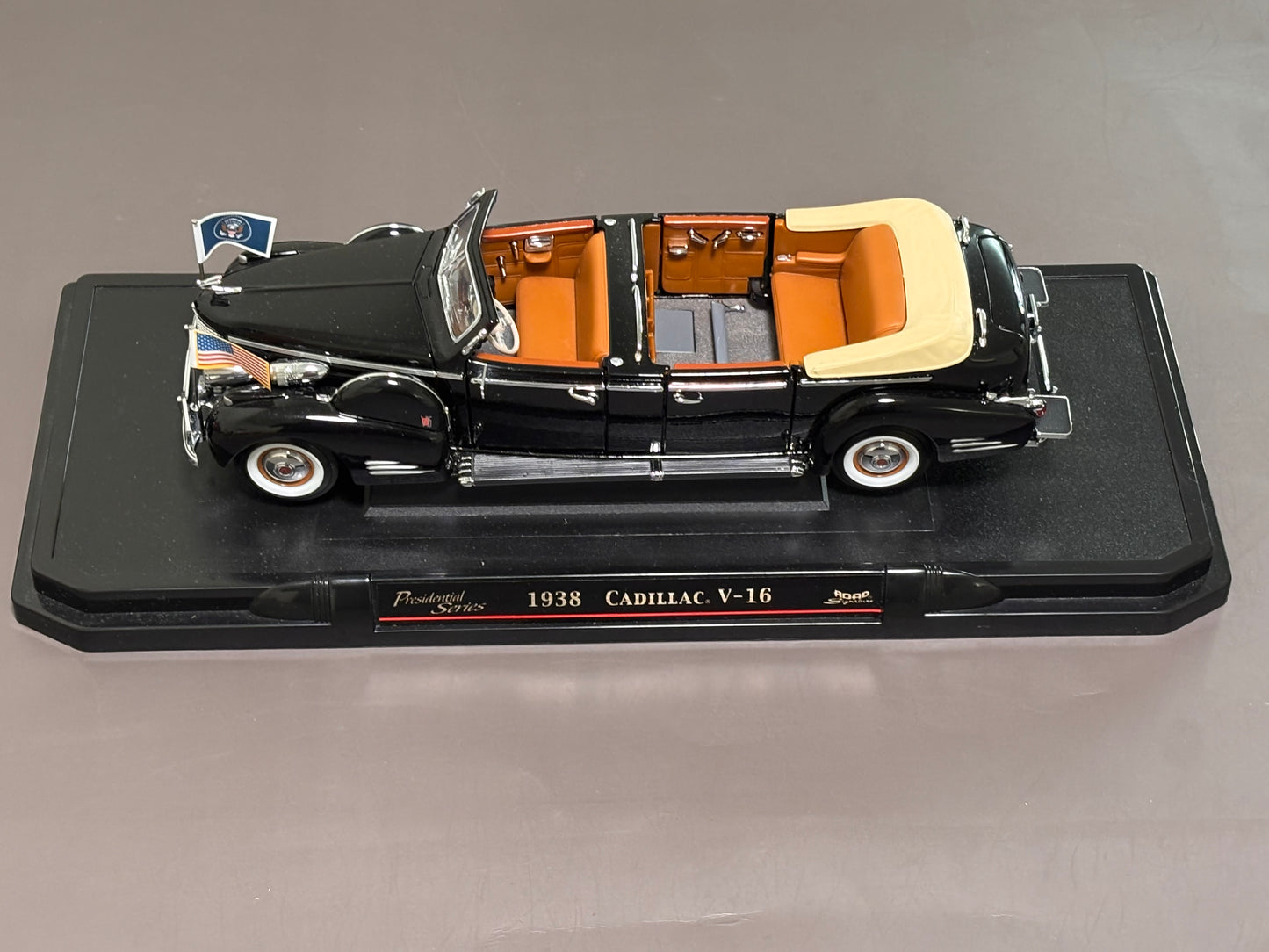 Road Signatures 1938 Cadillac V-16 Presidential Limo Diecast 1:24 Roosevelt