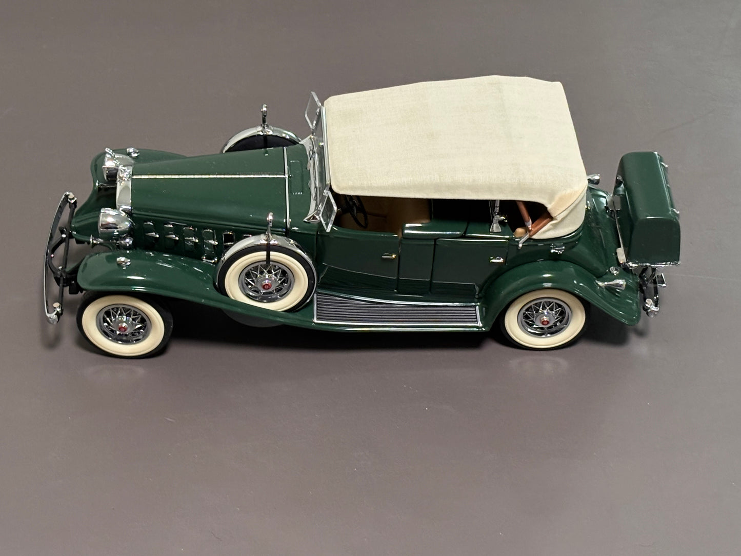 Danbury Mint 1:24 Cadillac V-16 Sport Phaeton 1932 Diecast Green Beige