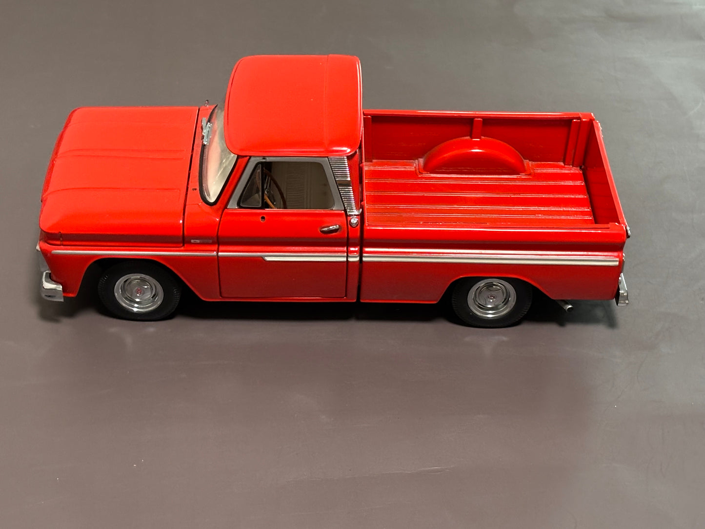 Sun Star USA Chevy C-10 Style Side Pickup 1965 1/18 Diecast Red 1361