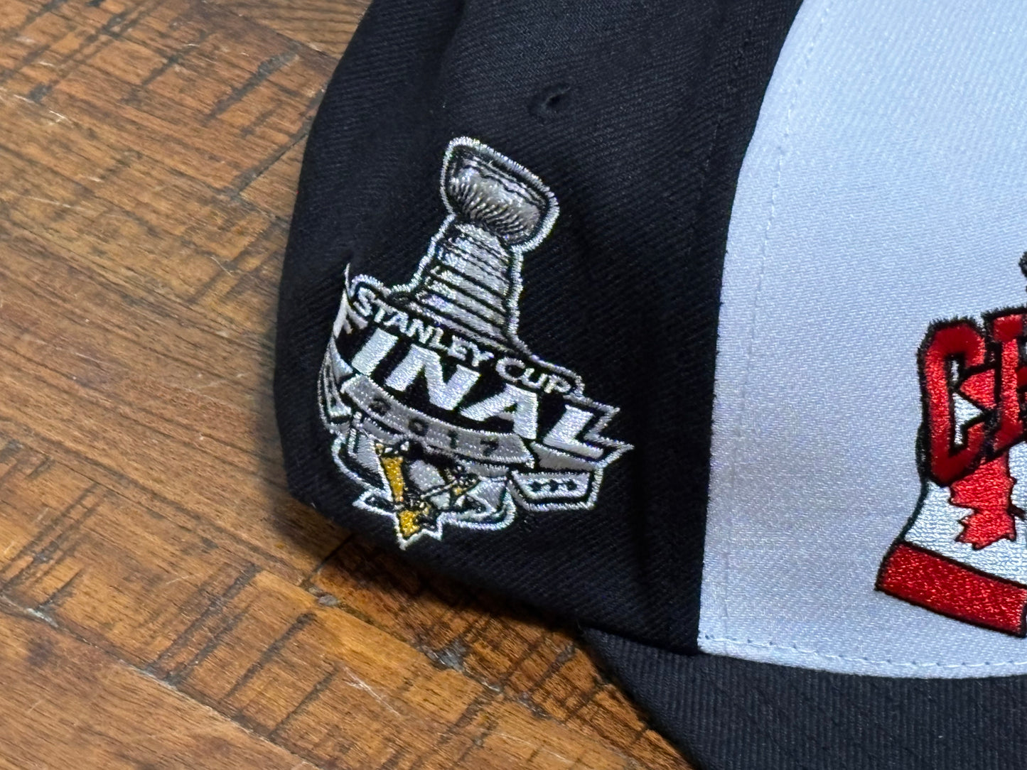 Mitchell & Ness NHL Hockey Pittsburgh Penguins 2017 Stanley Cup Finals Champions Snap Back Adjustable Res White Black Mesh Trucker Hat New