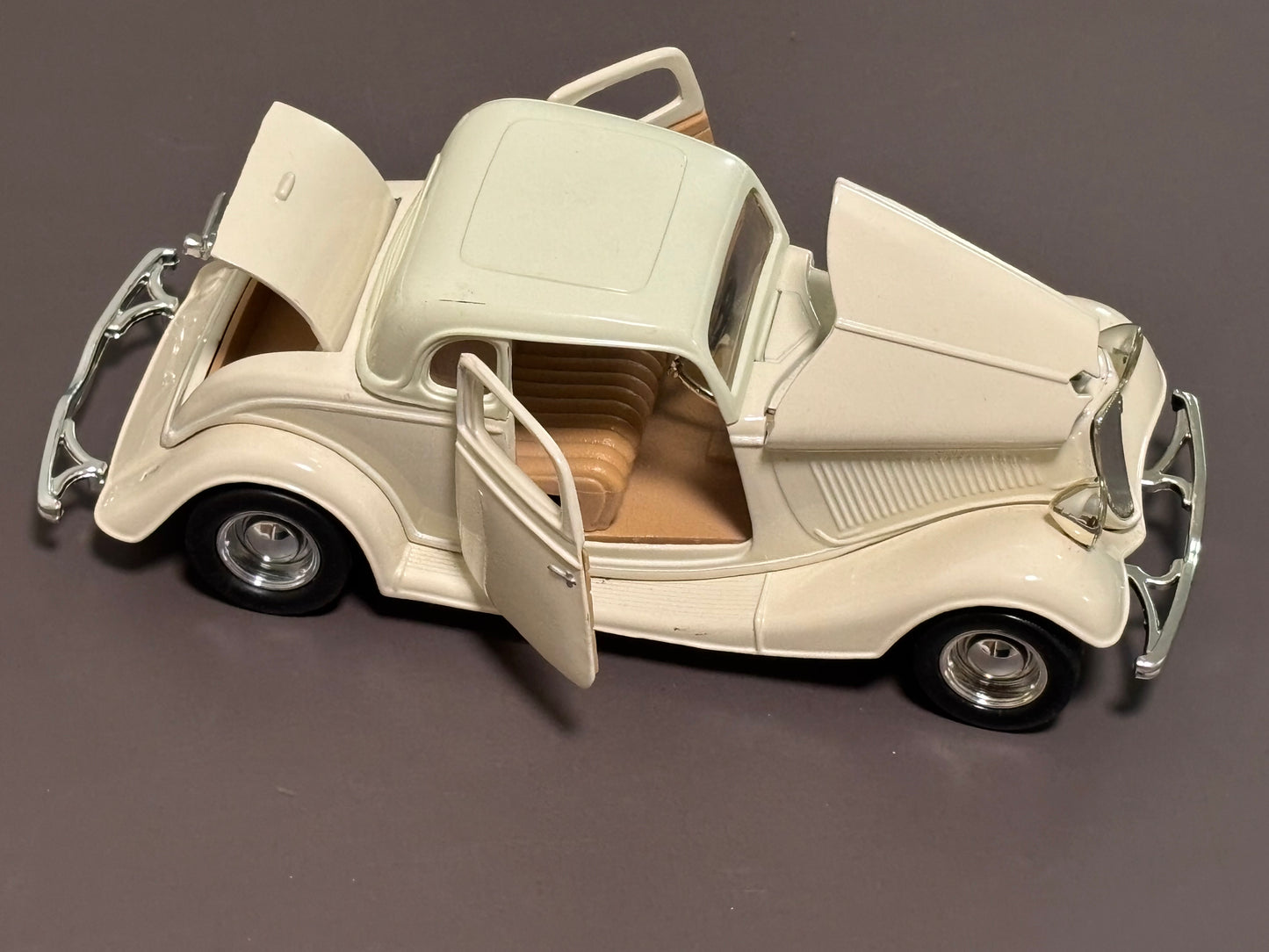 1934 Ford Coupe Red 1:24 White Diecast Model Model Car No. 68017 Motormax