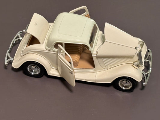 1934 Ford Coupe Red 1:24 White Diecast Model Model Car No. 68017 Motormax