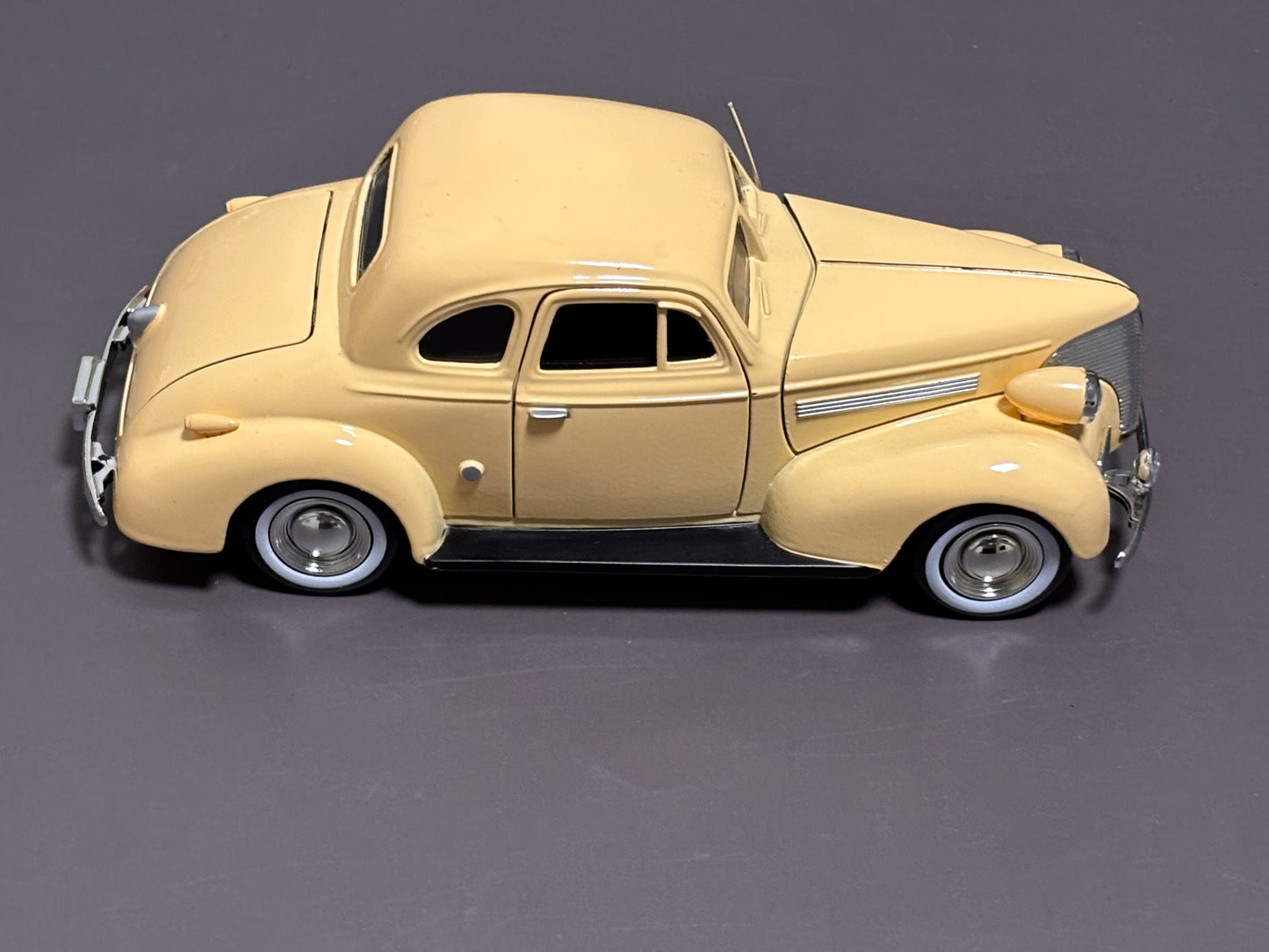 1:24 Scale Motormax 1939 Chevrolet Chevy Coupe No. 73247 (68034) Yellow Die Cast