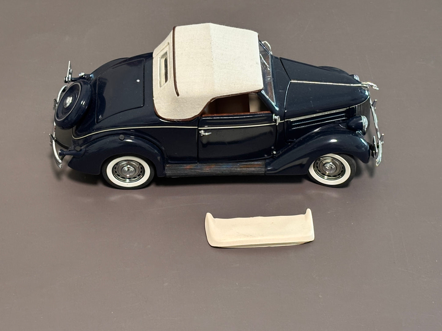 1936 Ford Deluxe Cabriolet Danbury Mint 1:24 Scale Diecast Model Car Blue Convertible