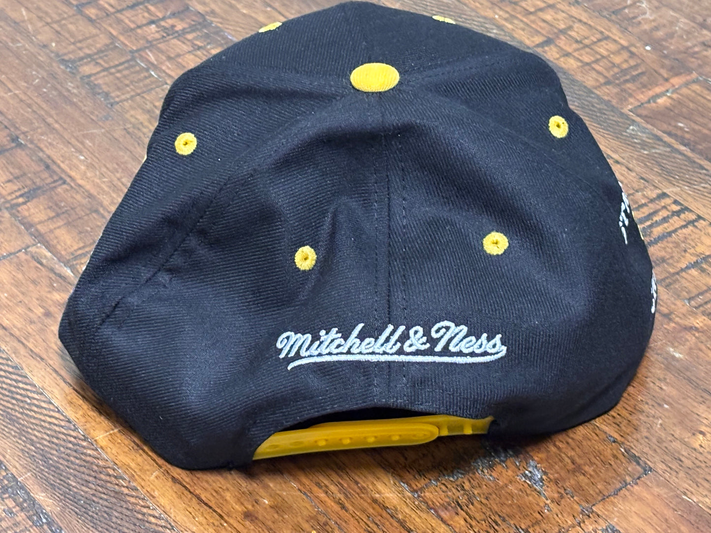 Mitchell & Ness NHL Hockey Pittsburgh Penguins 2017 Stanley Cup Finals Champions Snap Back Adjustable Mesh Trucker Hat White Black Yellow New