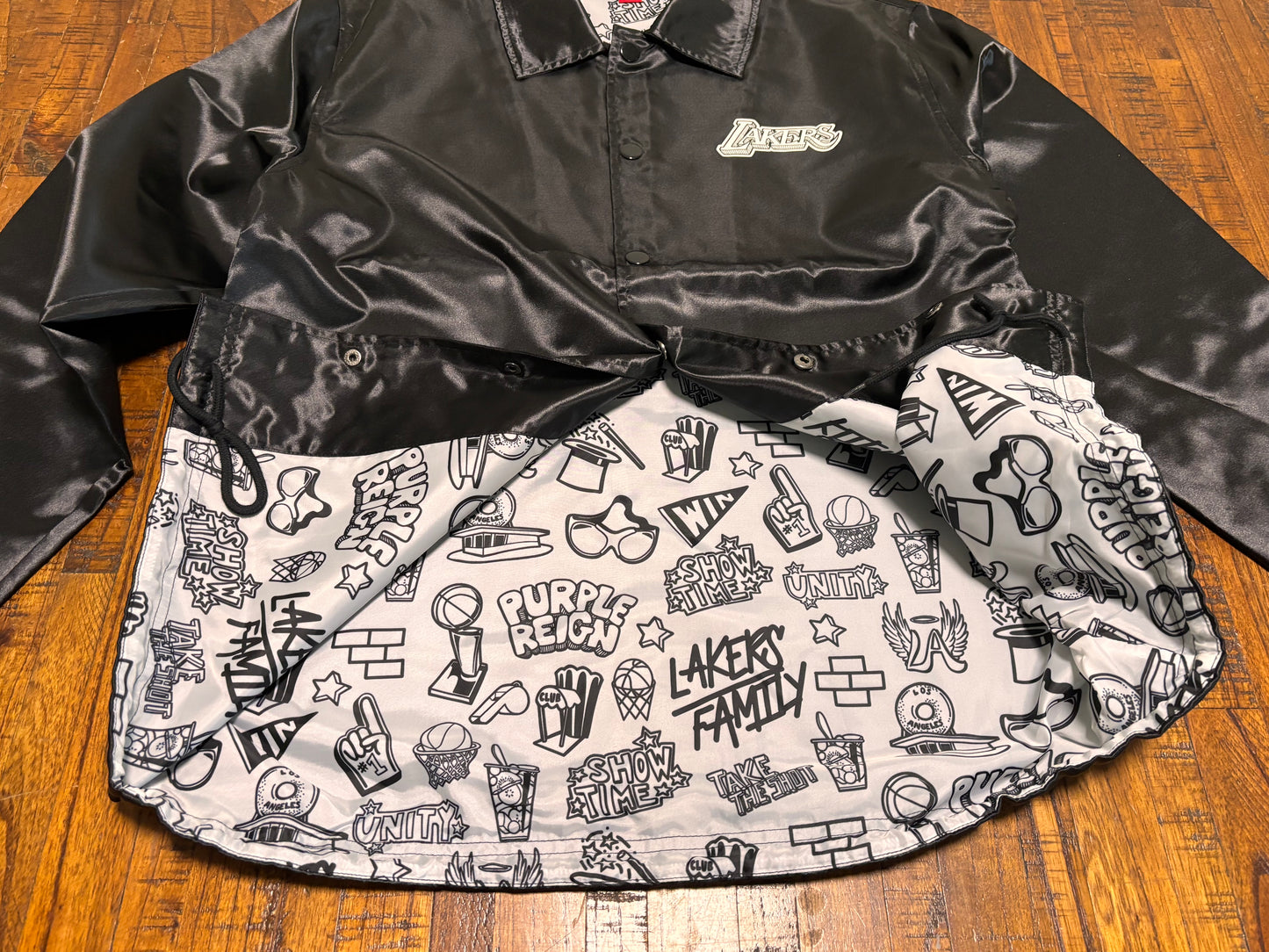 Los Angeles LA Lakers Mitchell & Ness HWC Hardwood Classic Doodle Swingman Nba Retro Satin Coach’s Jacket Black Mens Large L New NWOT