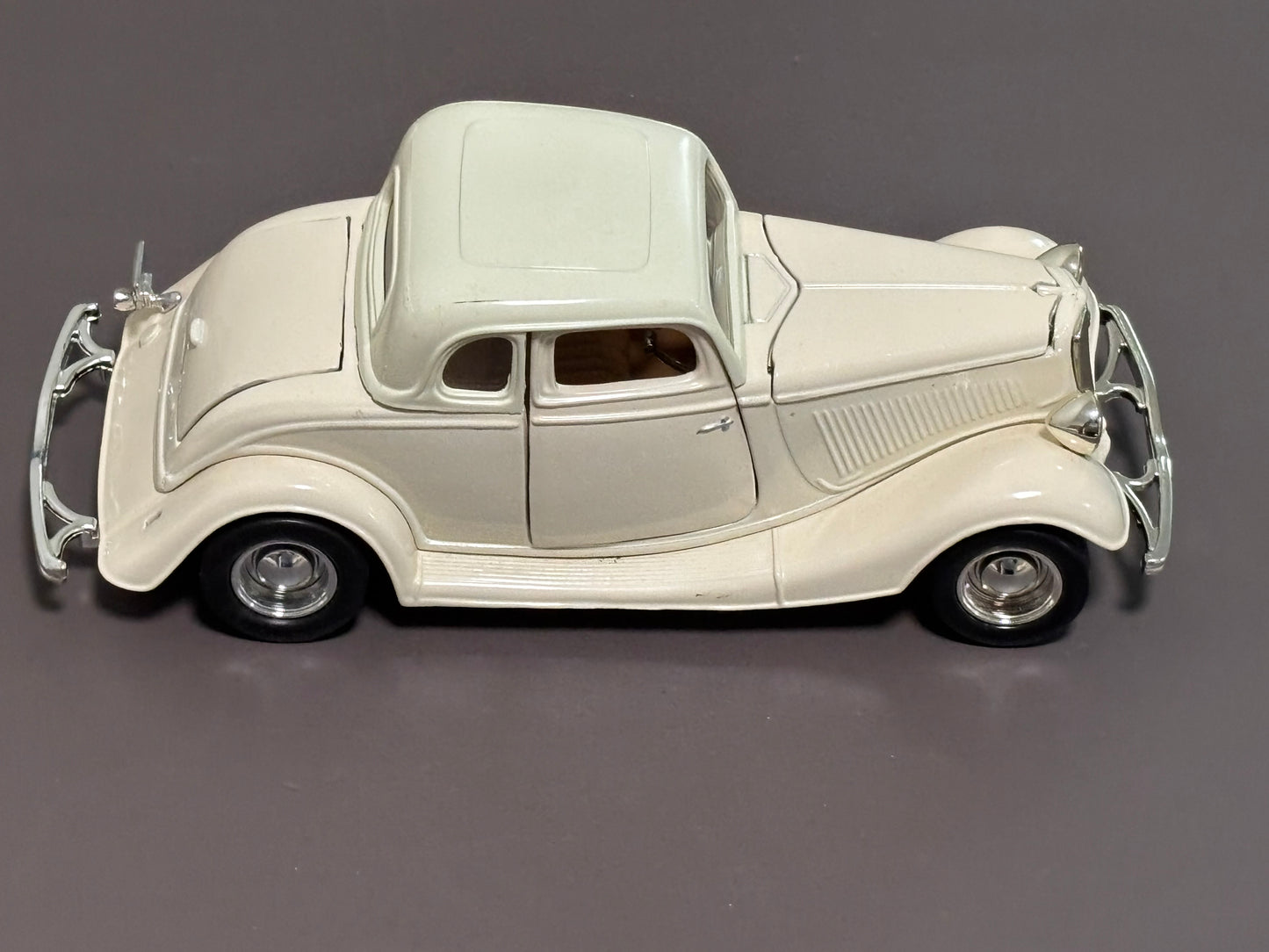 1934 Ford Coupe Red 1:24 White Diecast Model Model Car No. 68017 Motormax