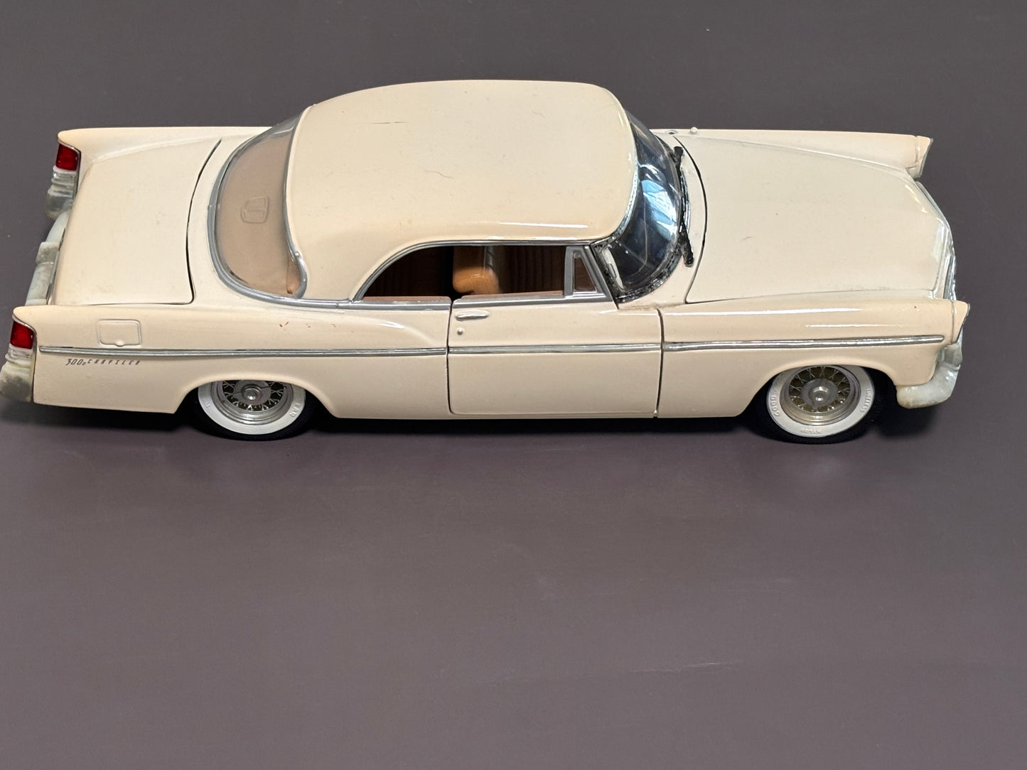 Original Maisto Special Edition 1:18 Die Cast 1956 Chrysler 300B White