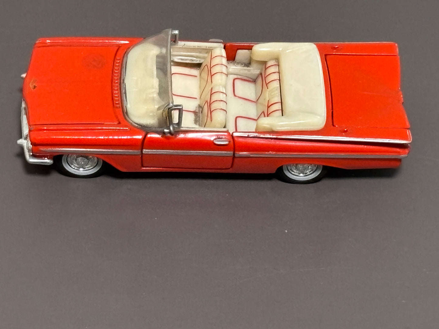 Road Champs 1959 Red Cream Chevy Impala Die-Cast Model Car 1:43 Scale 1998
