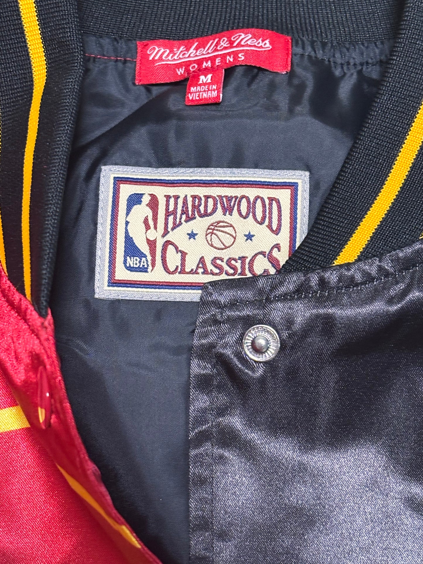 Atlanta Hawks Mitchell & Ness Hardwood Classic HWC NBA Retro Big Face 5.0 Fashion Satin Split Color Full Snap Button Lightweight Jacket Red Black Yellow Women’s Medium M New NWOT