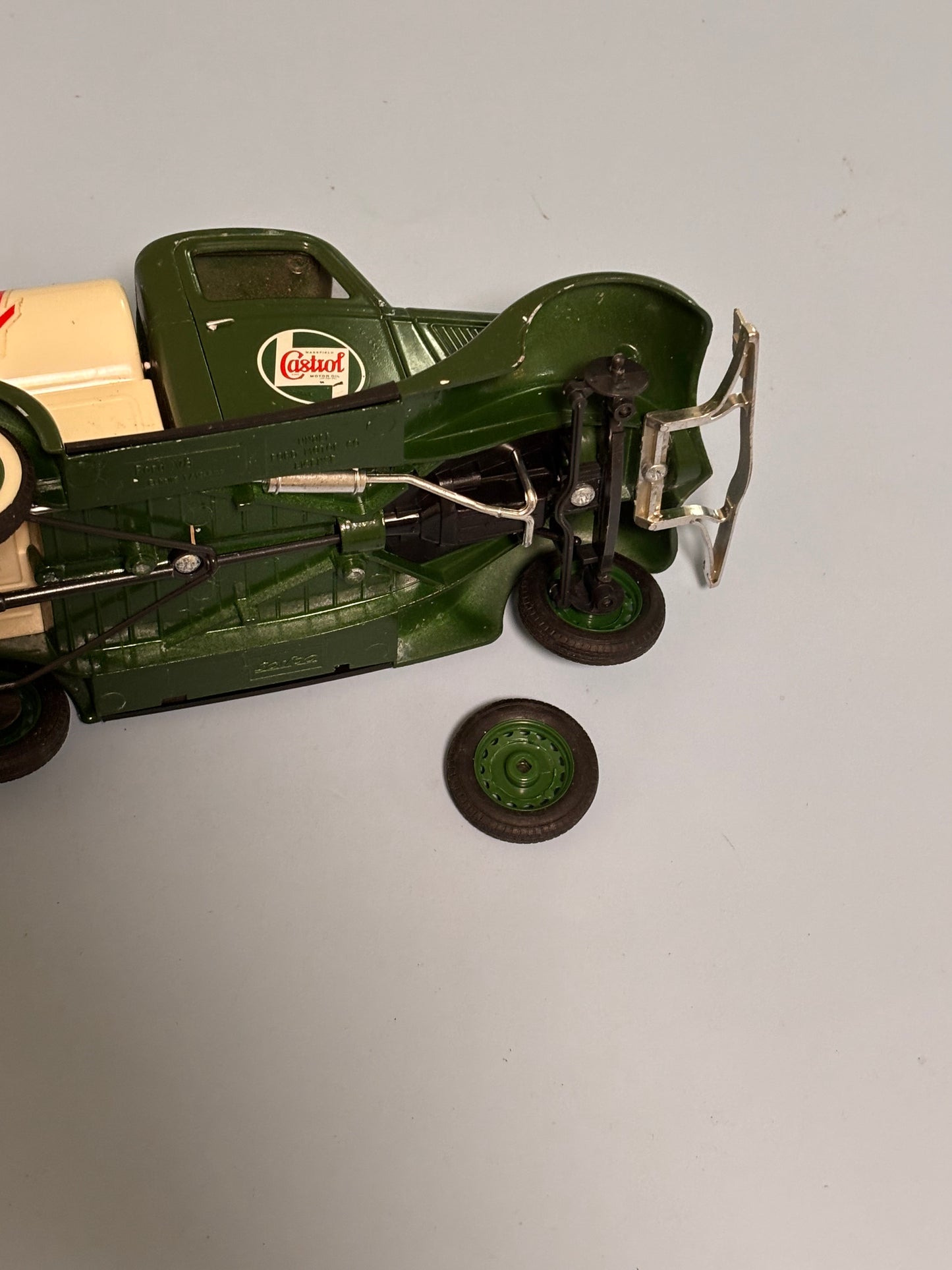 Castrol Motir Oil 1936 Ford V8 Tanker 1:18 Solido Green Opening Doors Tank Fill Lids