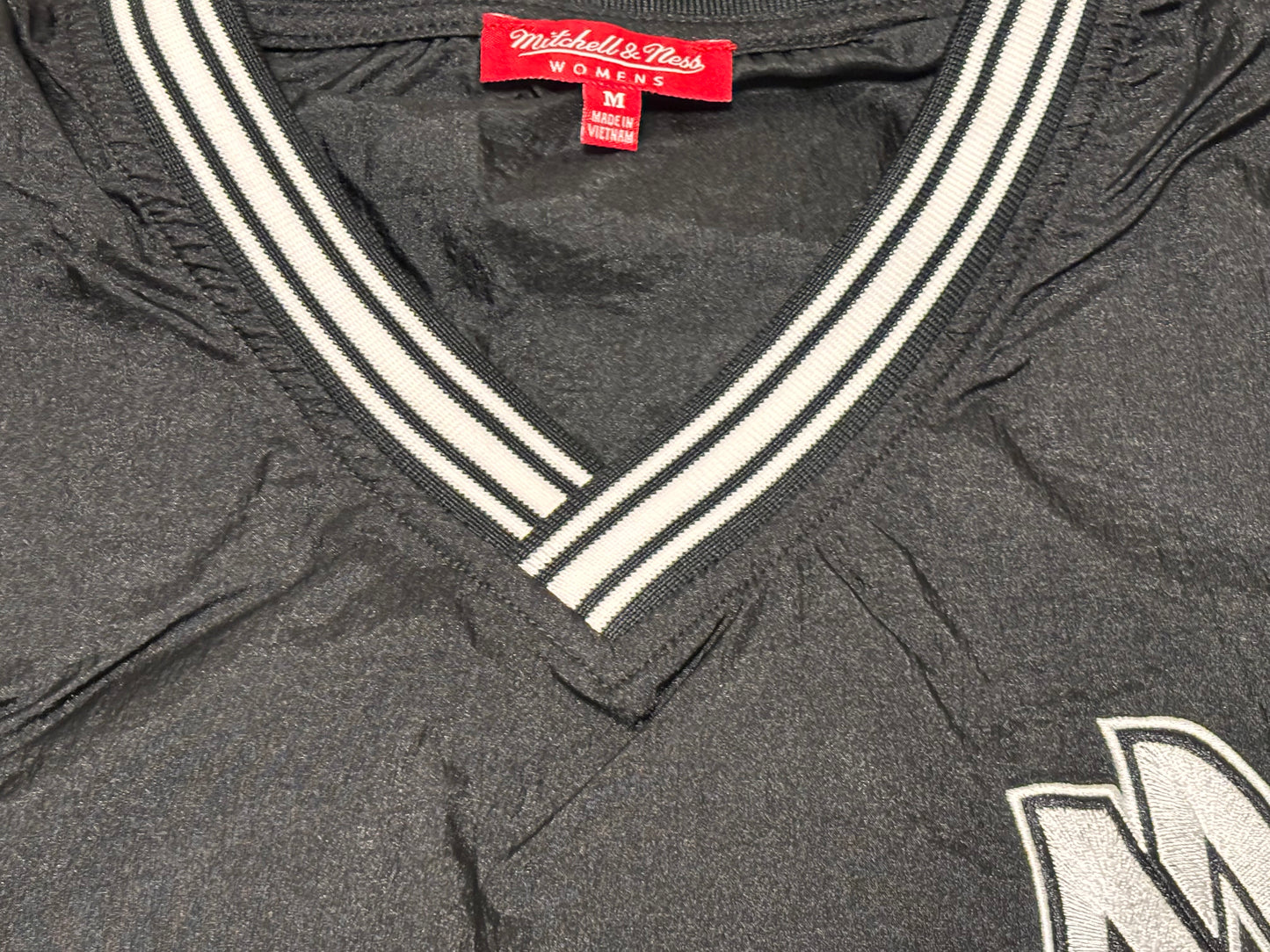 Mitchell & Ness Branded Windbreaker Pullover Jacket Pullover Long Sleeve Black White Trim Women’s Medium M New NWOT