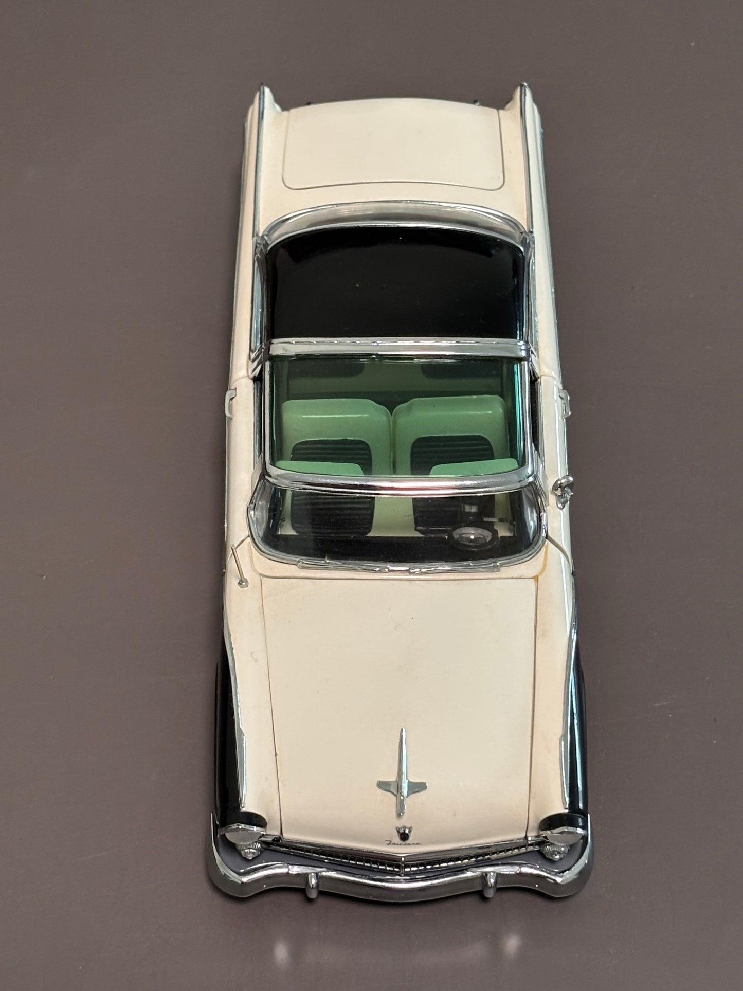 Danbury Mint 1:24 1955 Ford Fairlane Crown Victoria Black & White Diecast Car