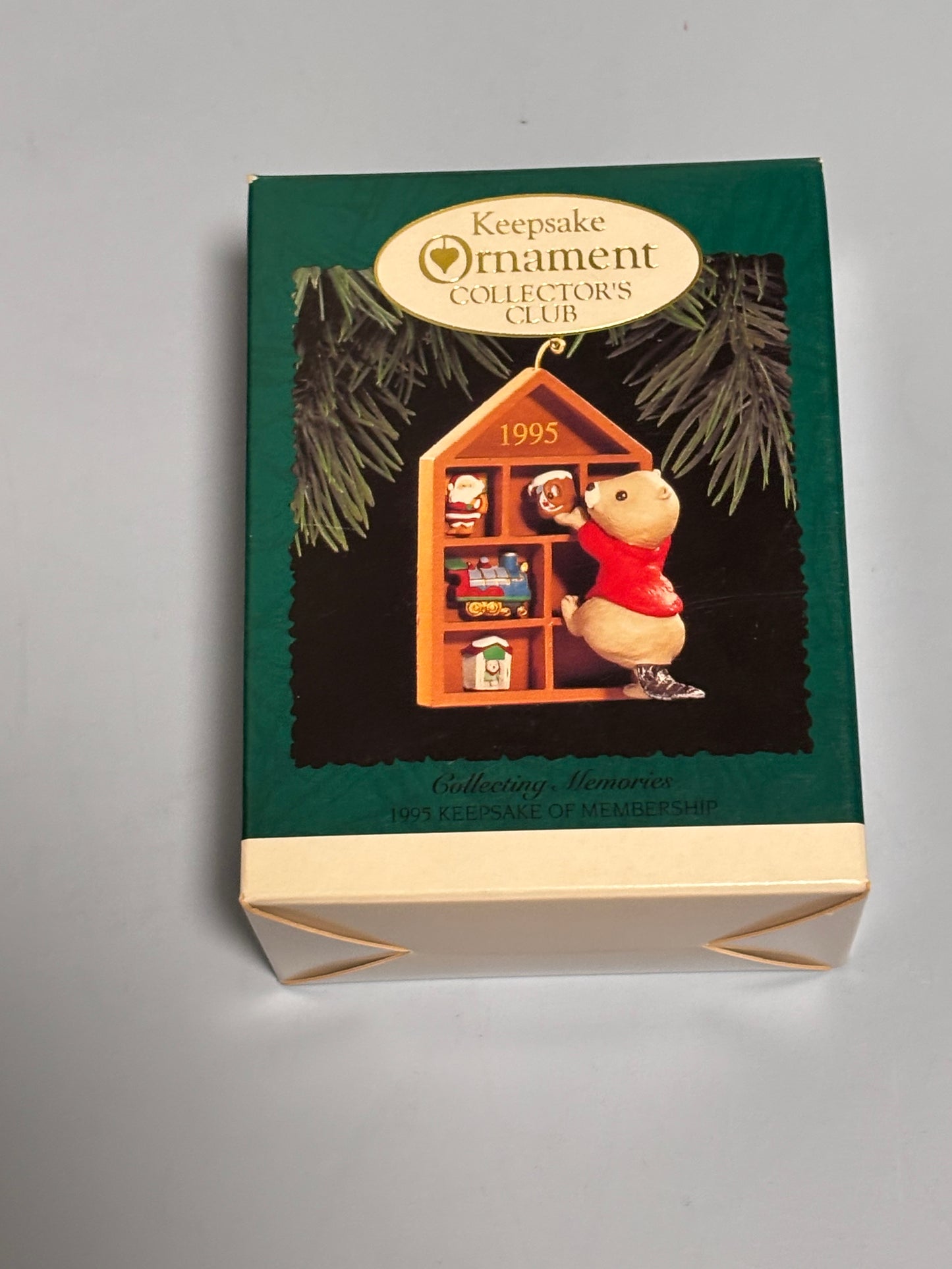 1995 Hallmark Keepsake Ornament Collecting Memories Beaver Bookshelf Collector