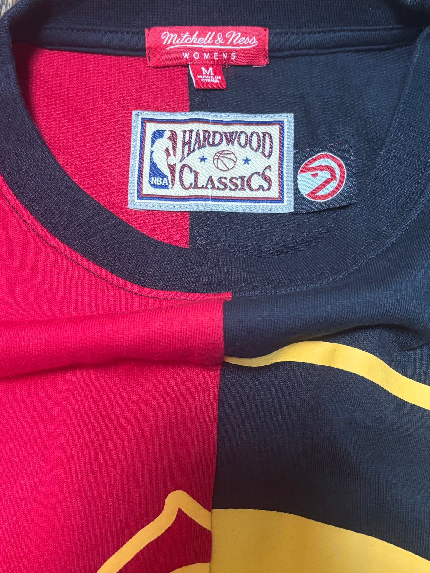 Atlanta Hawks Mitchell & Ness Hardwood Classic HWC NBA Retro Big Face 5.0 Fashion Red Black Yellow Crop Top Sweater Sweat Shit Women’s Medium M New NWOT