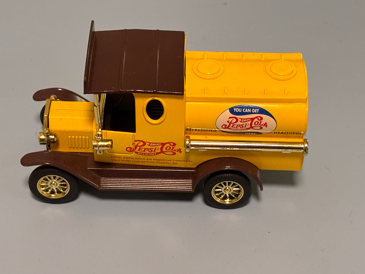 Pepsi Pepsi Cola Tanker Yellow & Brown Delivery Truck Golden Wheel Classic 1/24