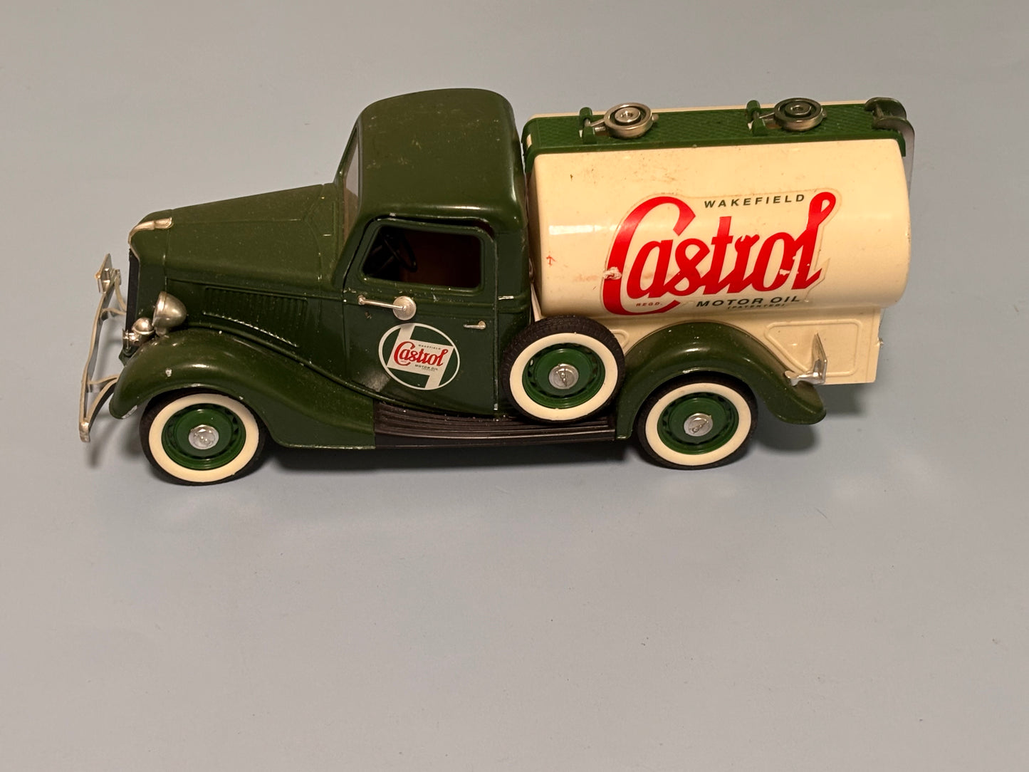 Castrol Motir Oil 1936 Ford V8 Tanker 1:18 Solido Green Opening Doors Tank Fill Lids